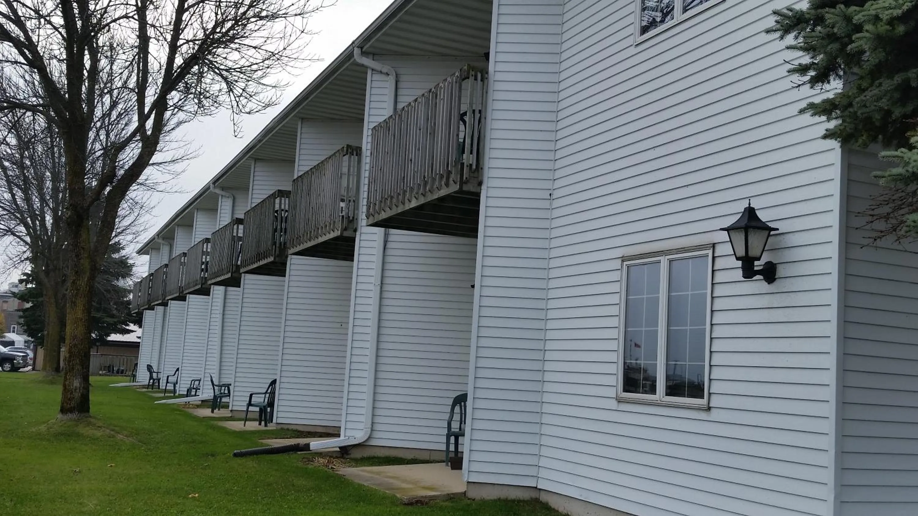 Facade/entrance in Harbor Lights Lodge