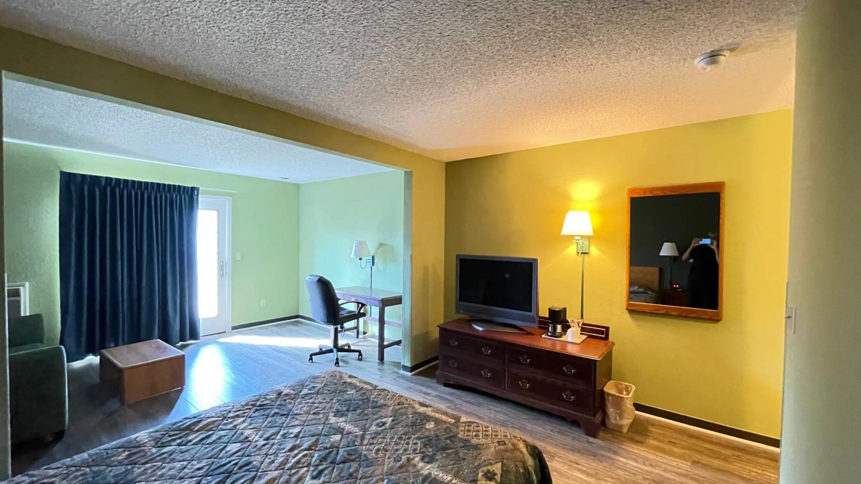 Bed in Harbor Lights Lodge