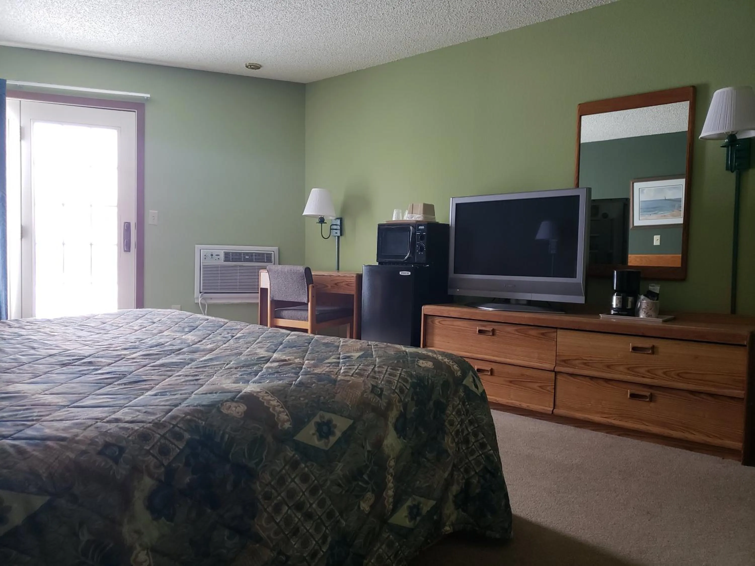 Bed in Harbor Lights Lodge