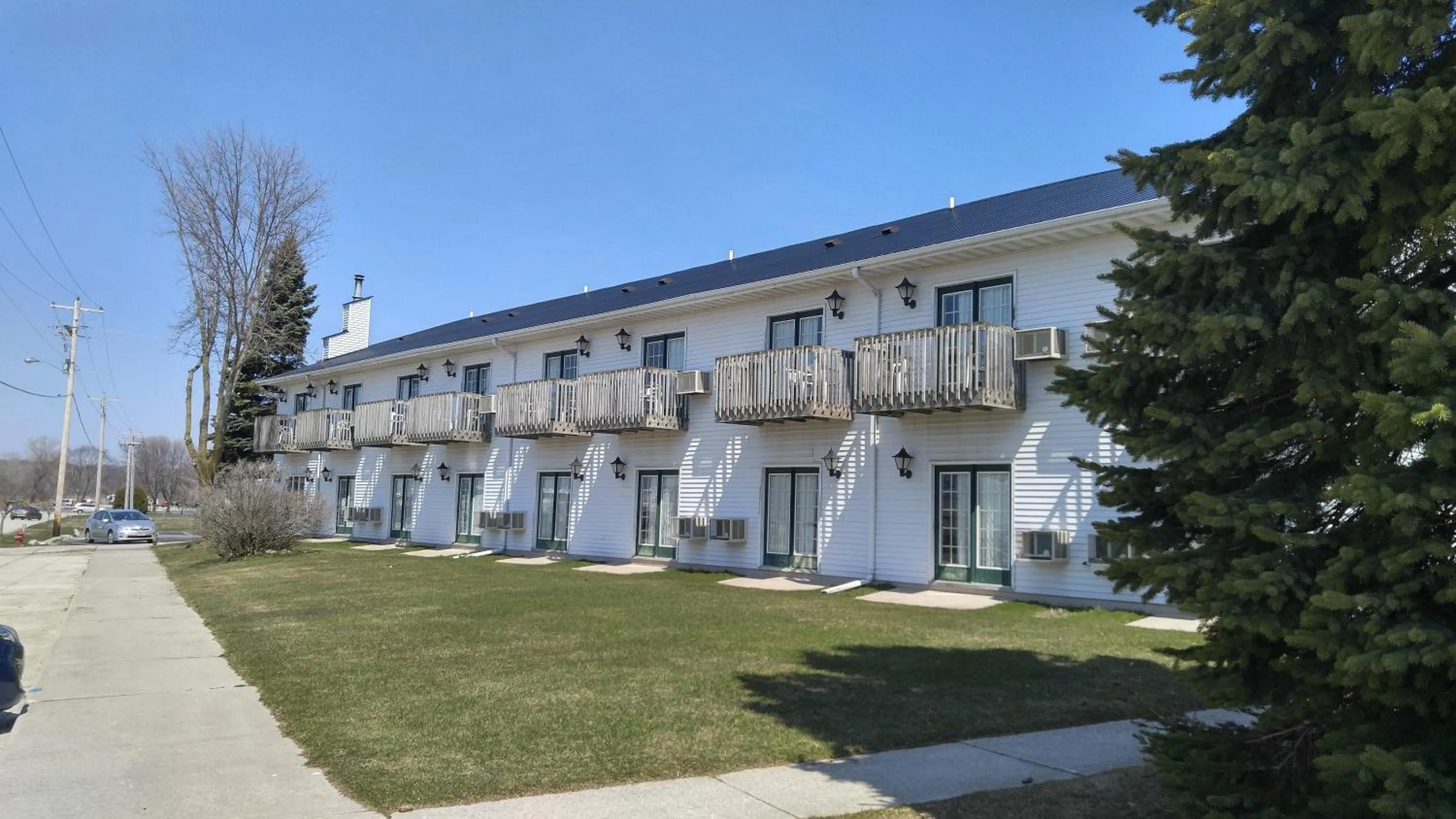 Property building in Harbor Lights Lodge