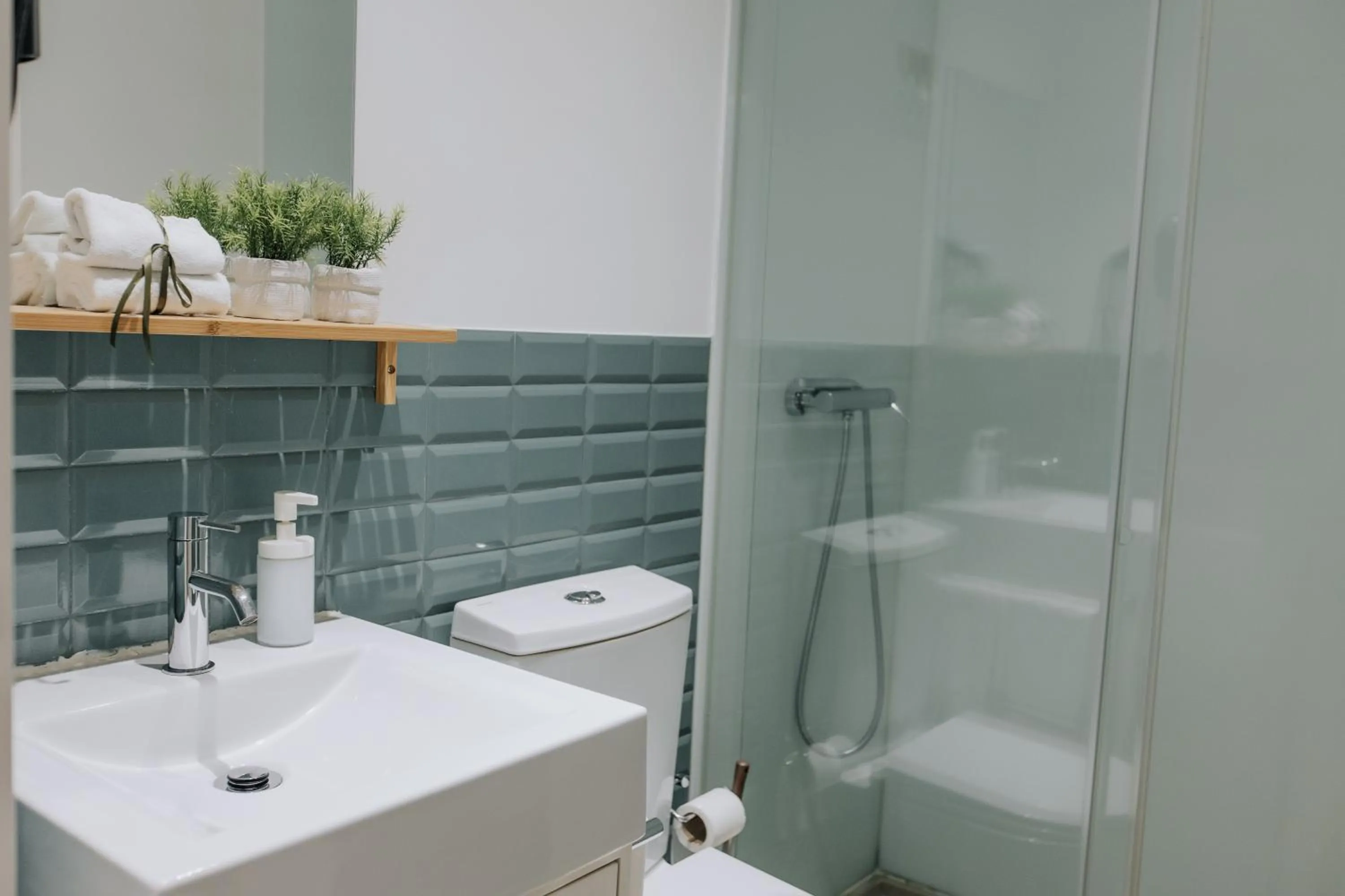 Shower in Trovador Guest House