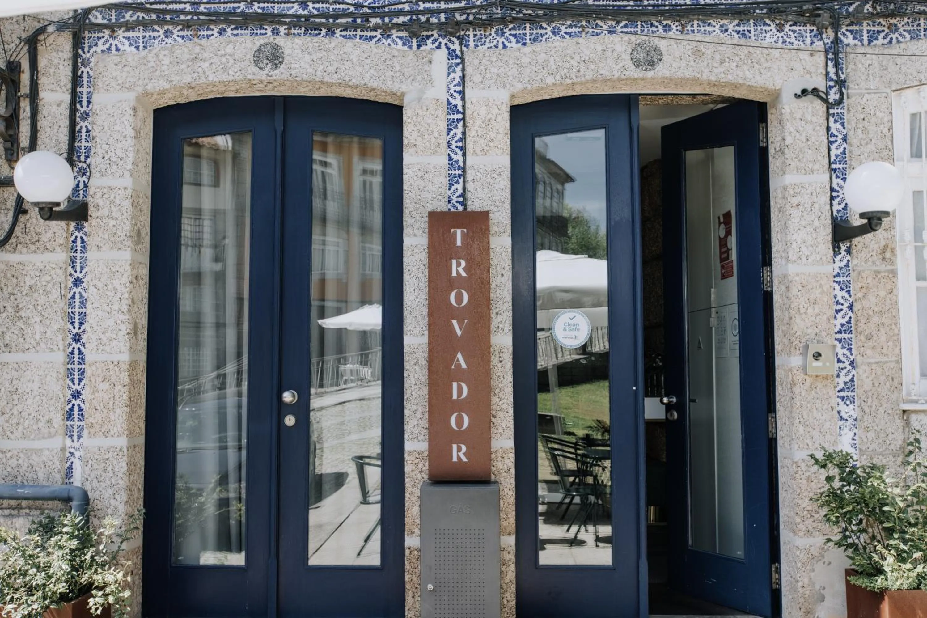 Facade/entrance in Trovador Guest House