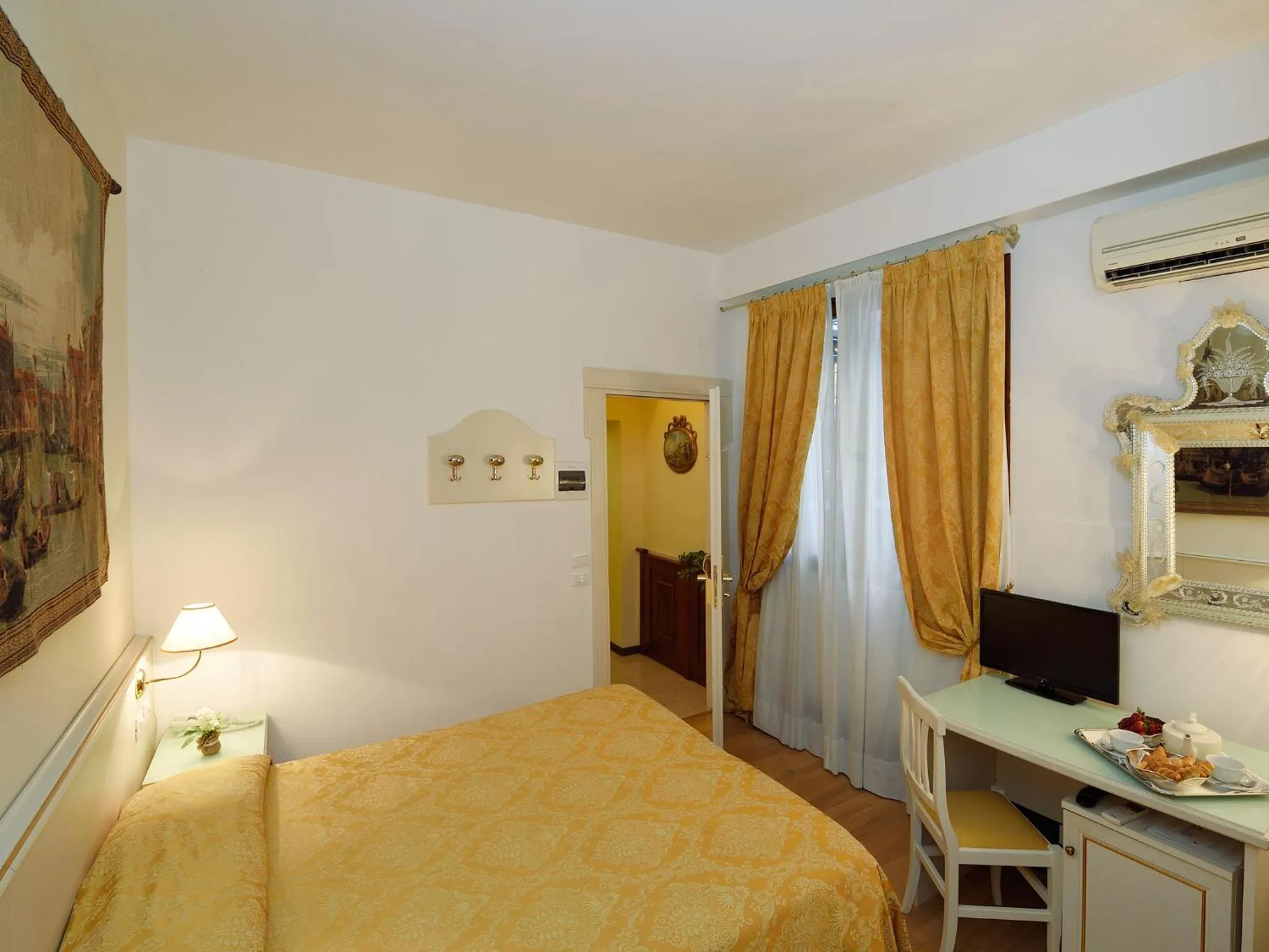 Bedroom, Bed in Hotel Corte dei Greci