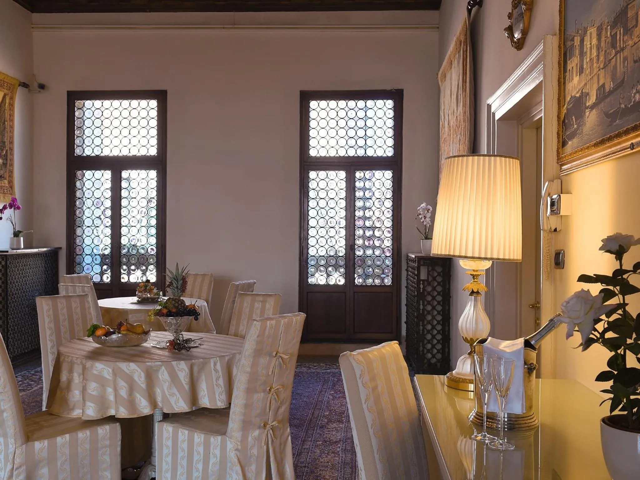 Communal lounge/ TV room in Hotel Corte dei Greci