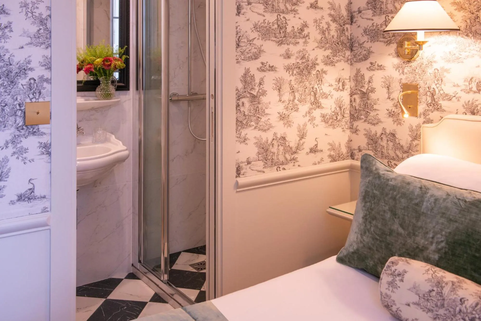 Bed in Hotel du Champ de Mars