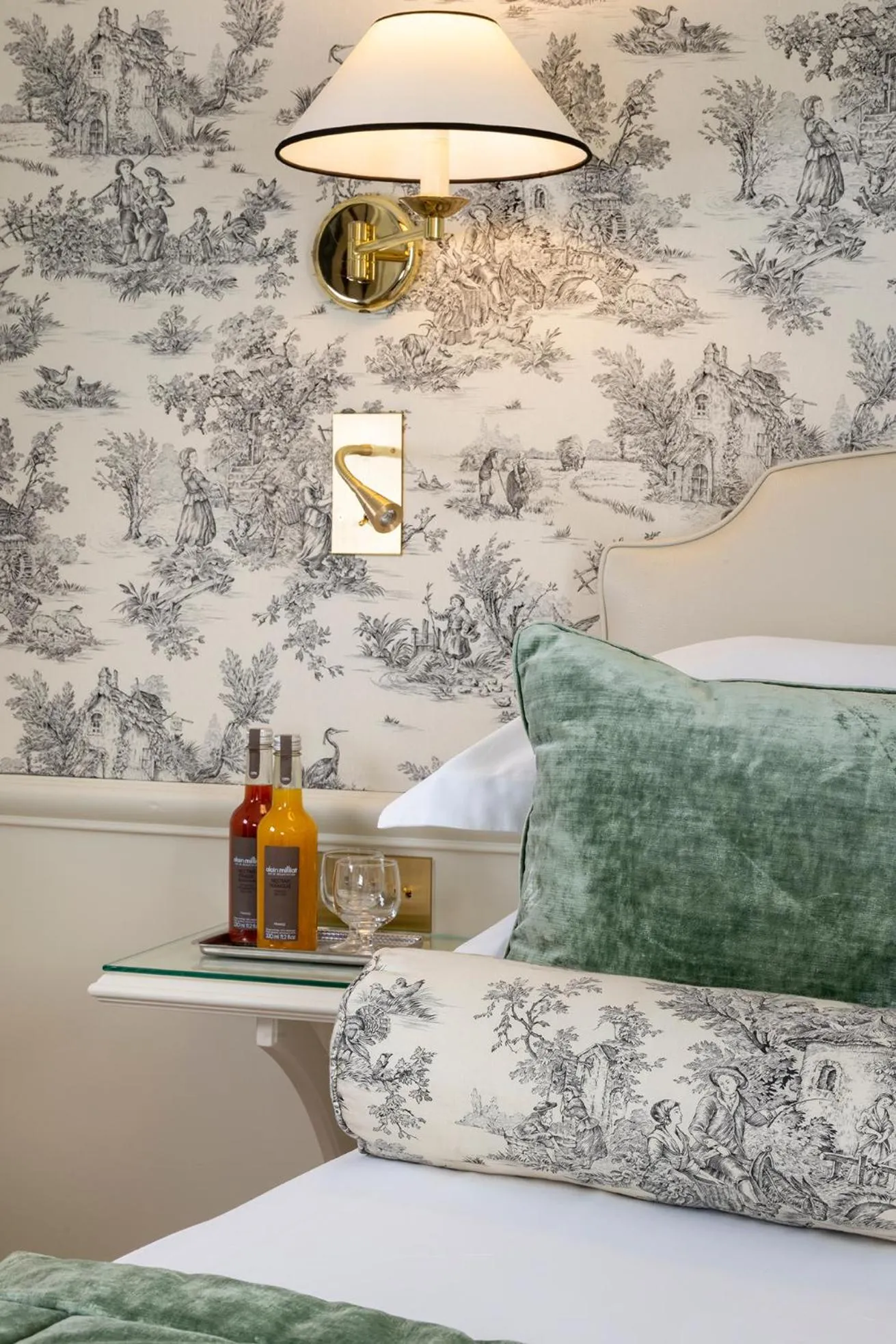 Bed in Hotel du Champ de Mars