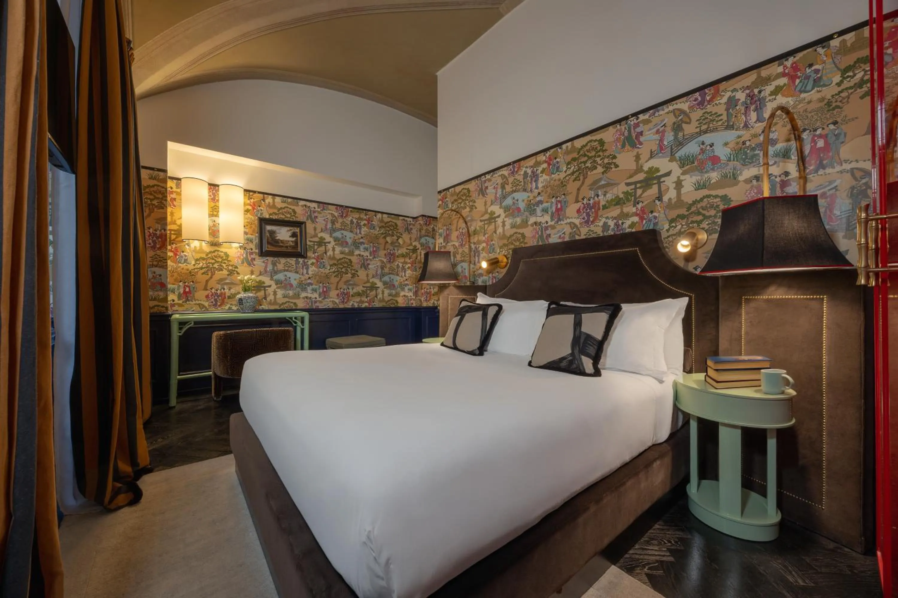 Photo of the whole room, Bed in V Collection Condotti