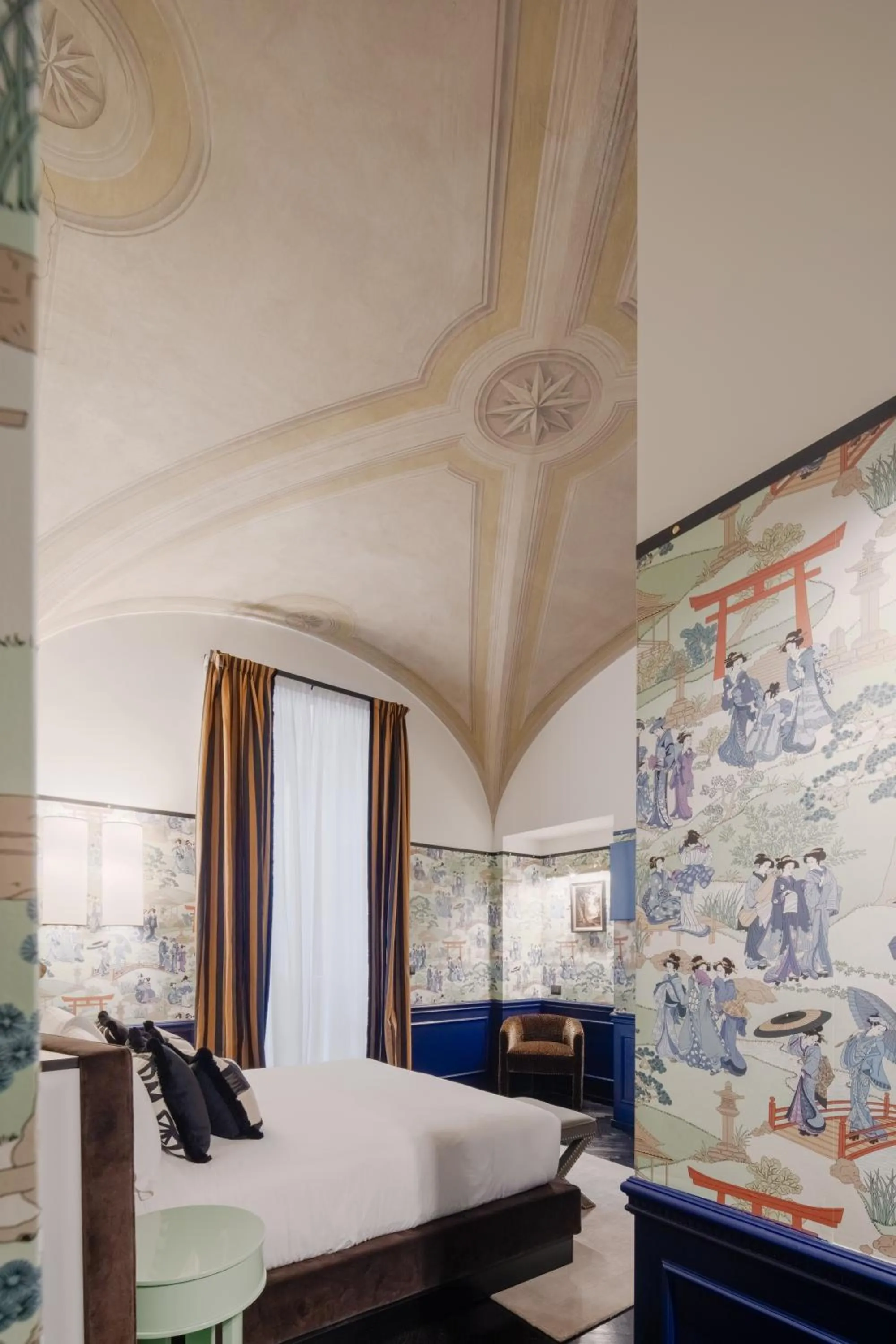 Bed in V Collection Condotti