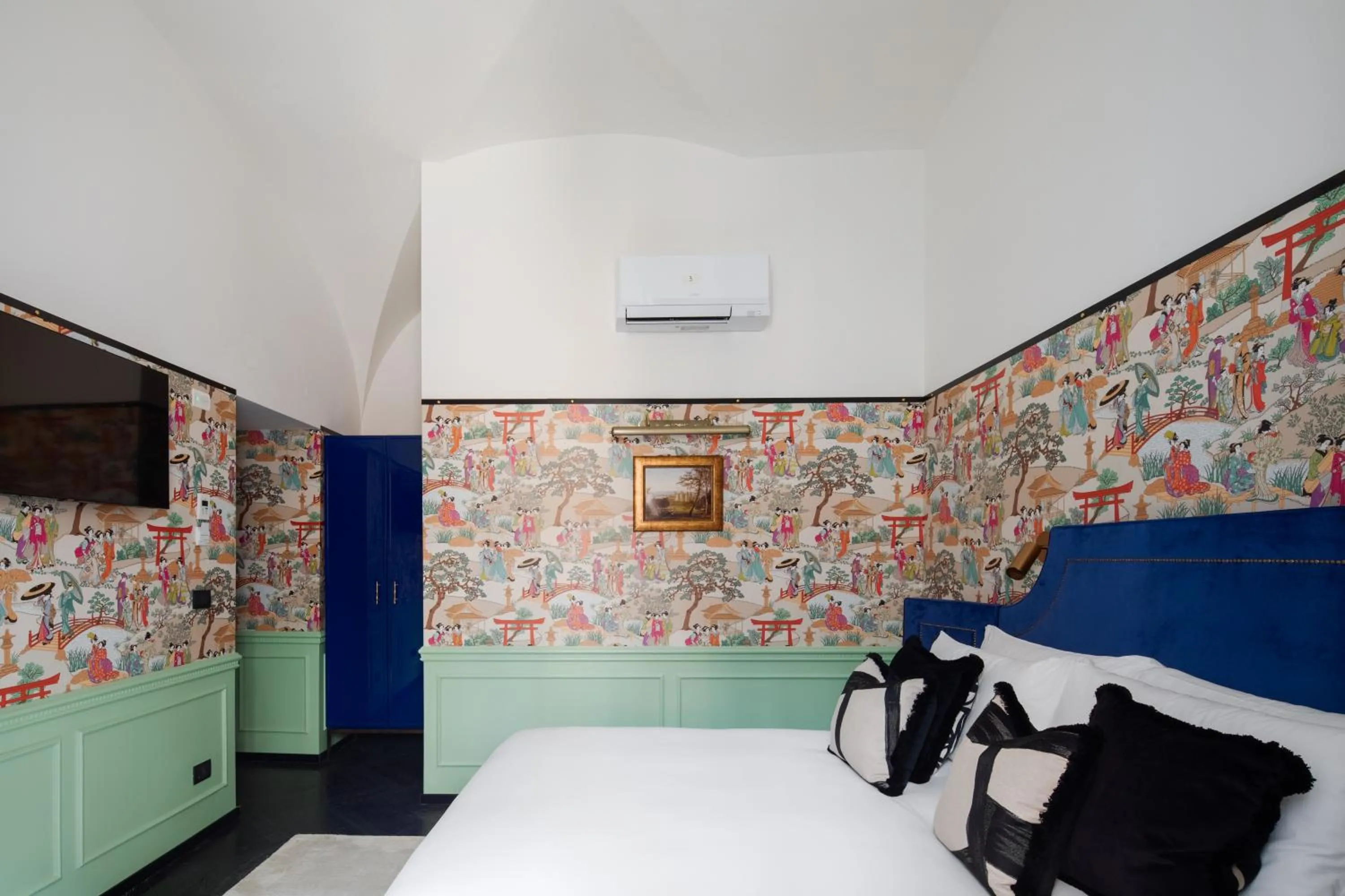 Bed in V Collection Condotti