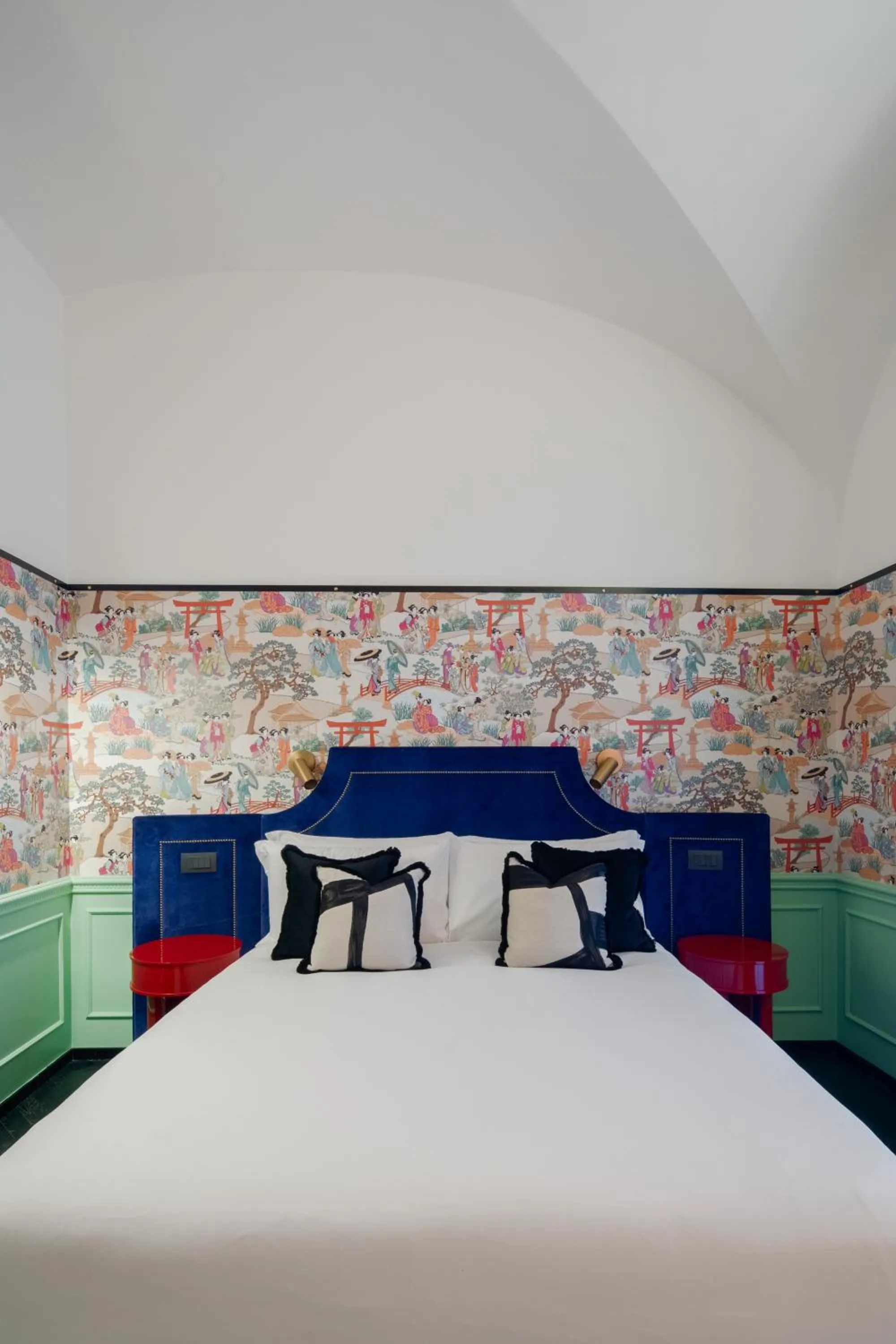 Bed in V Collection Condotti