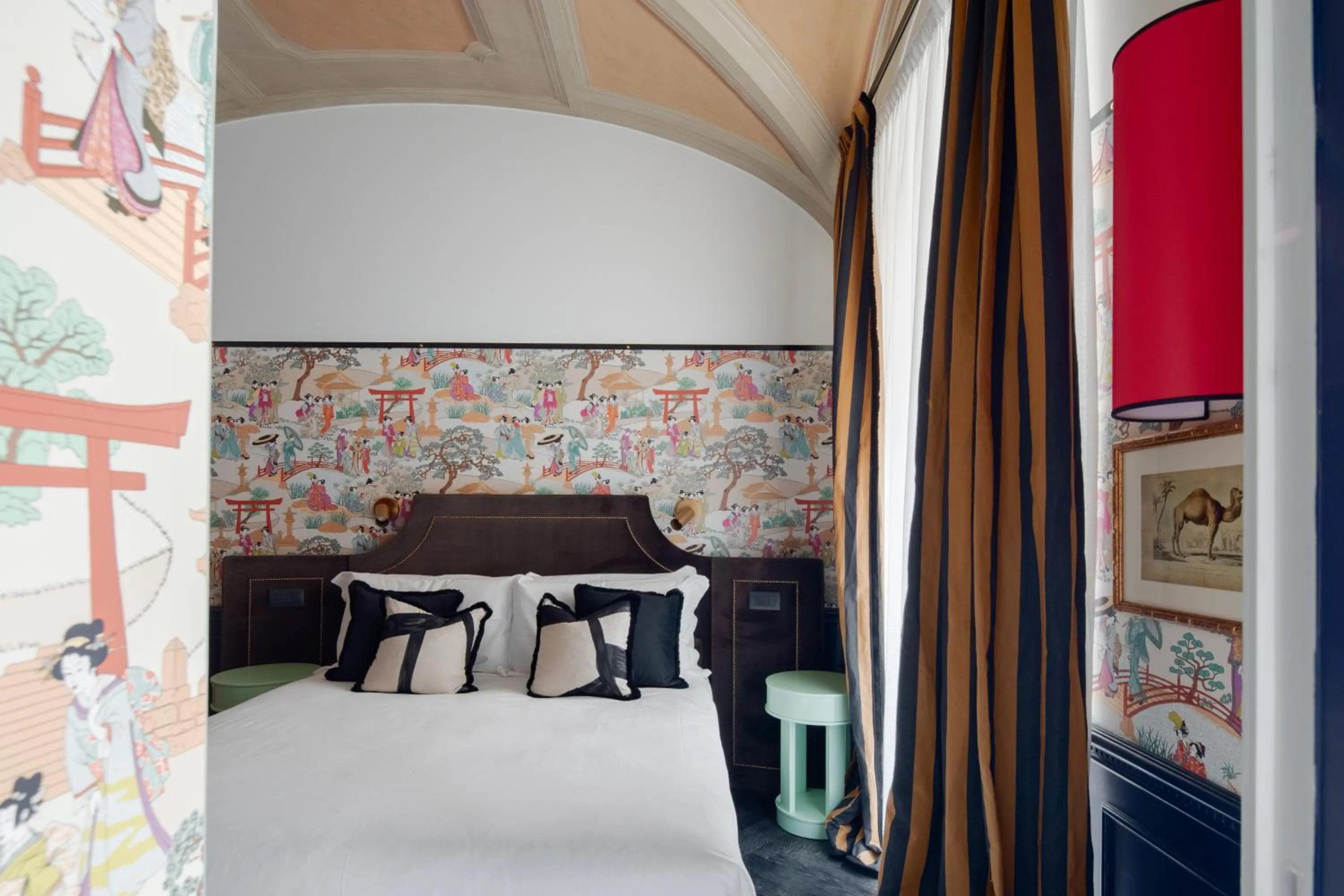 Bed in V Collection Condotti