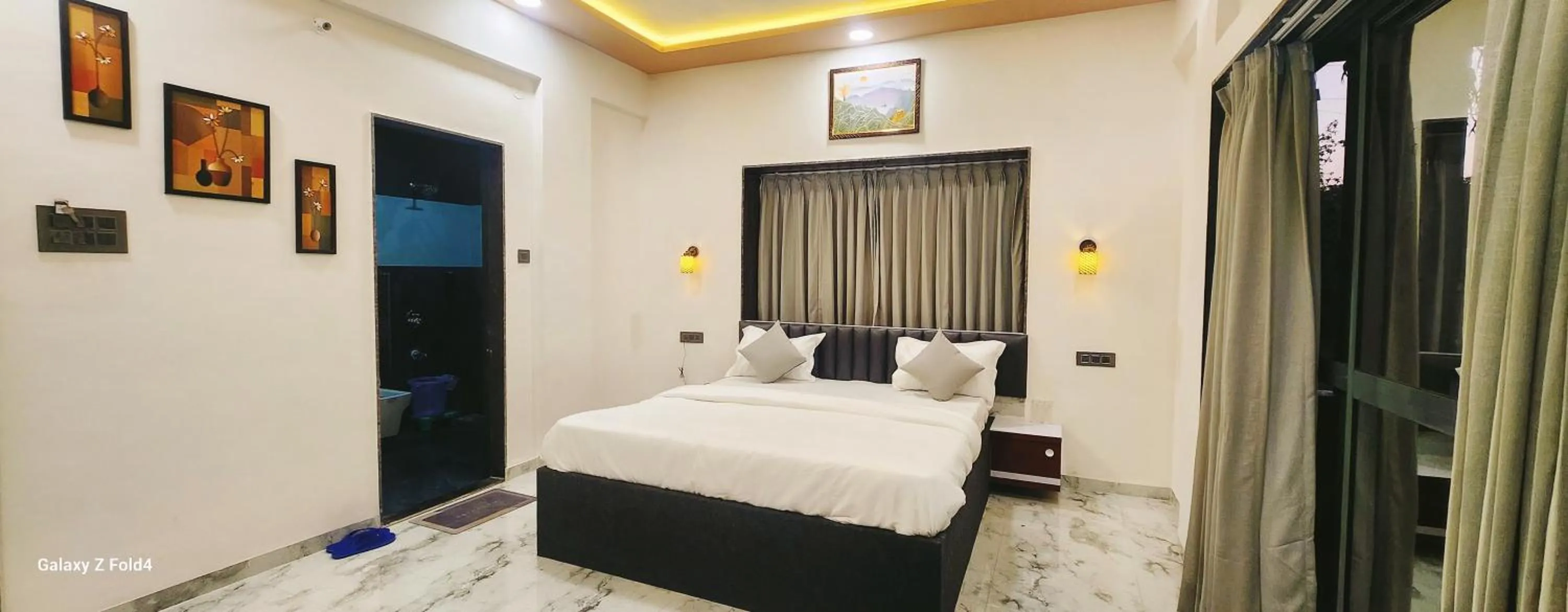 Bed in Hotel Sahara Residency