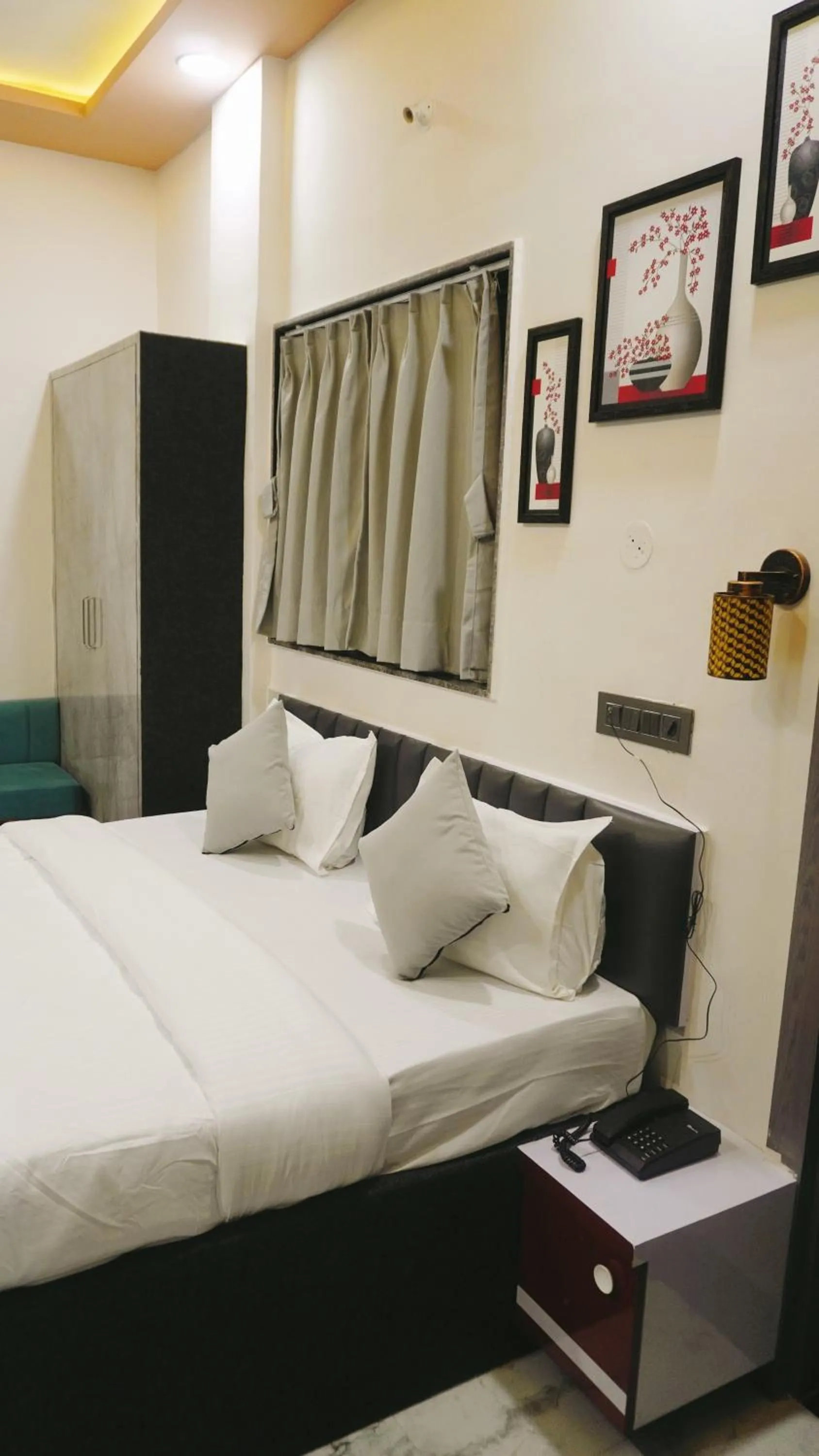 Bed in Hotel Sahara Residency