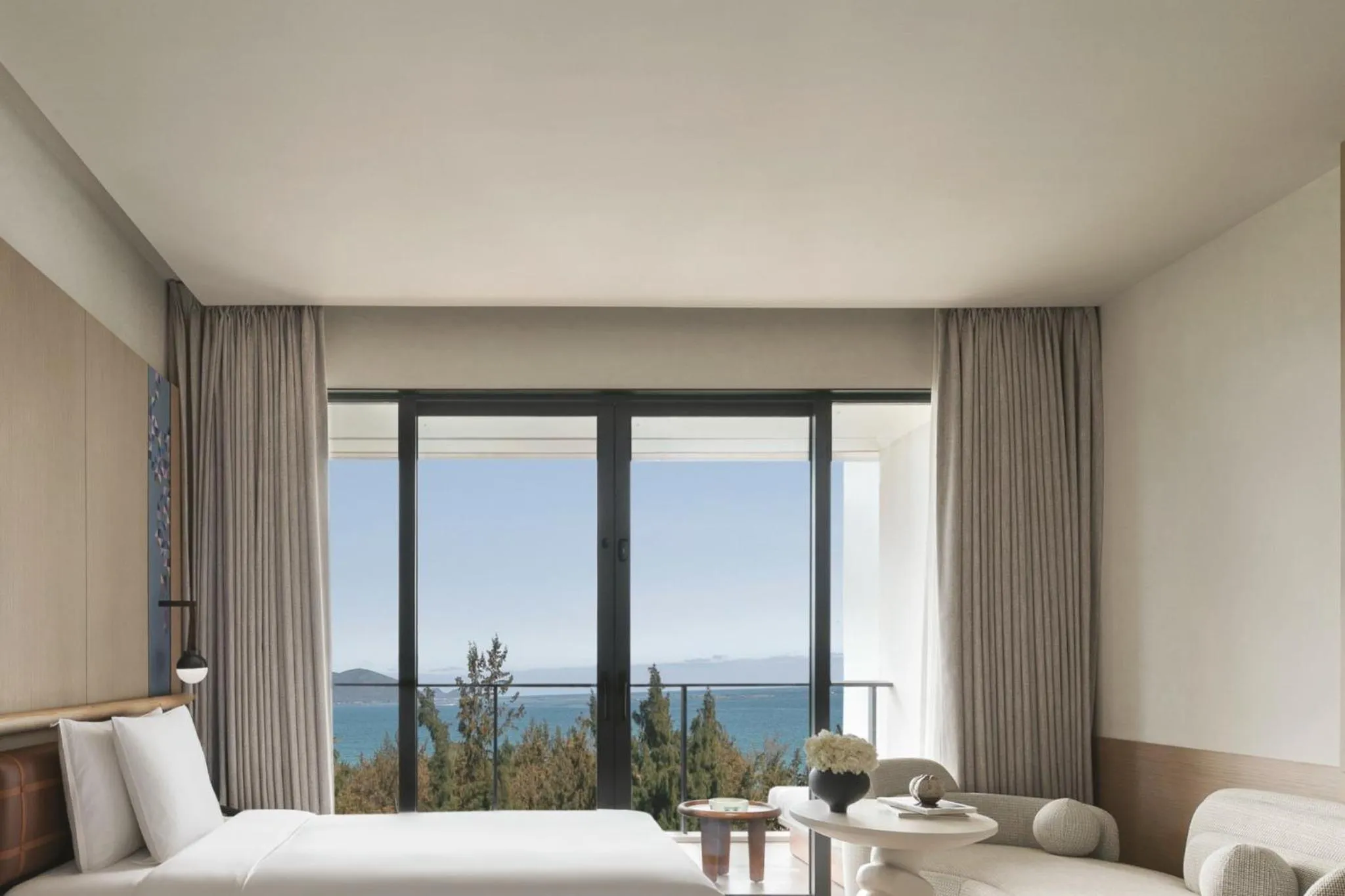 Photo of the whole room, Bed in Hotel Indigo Hainan Clear Water Bay by IHG