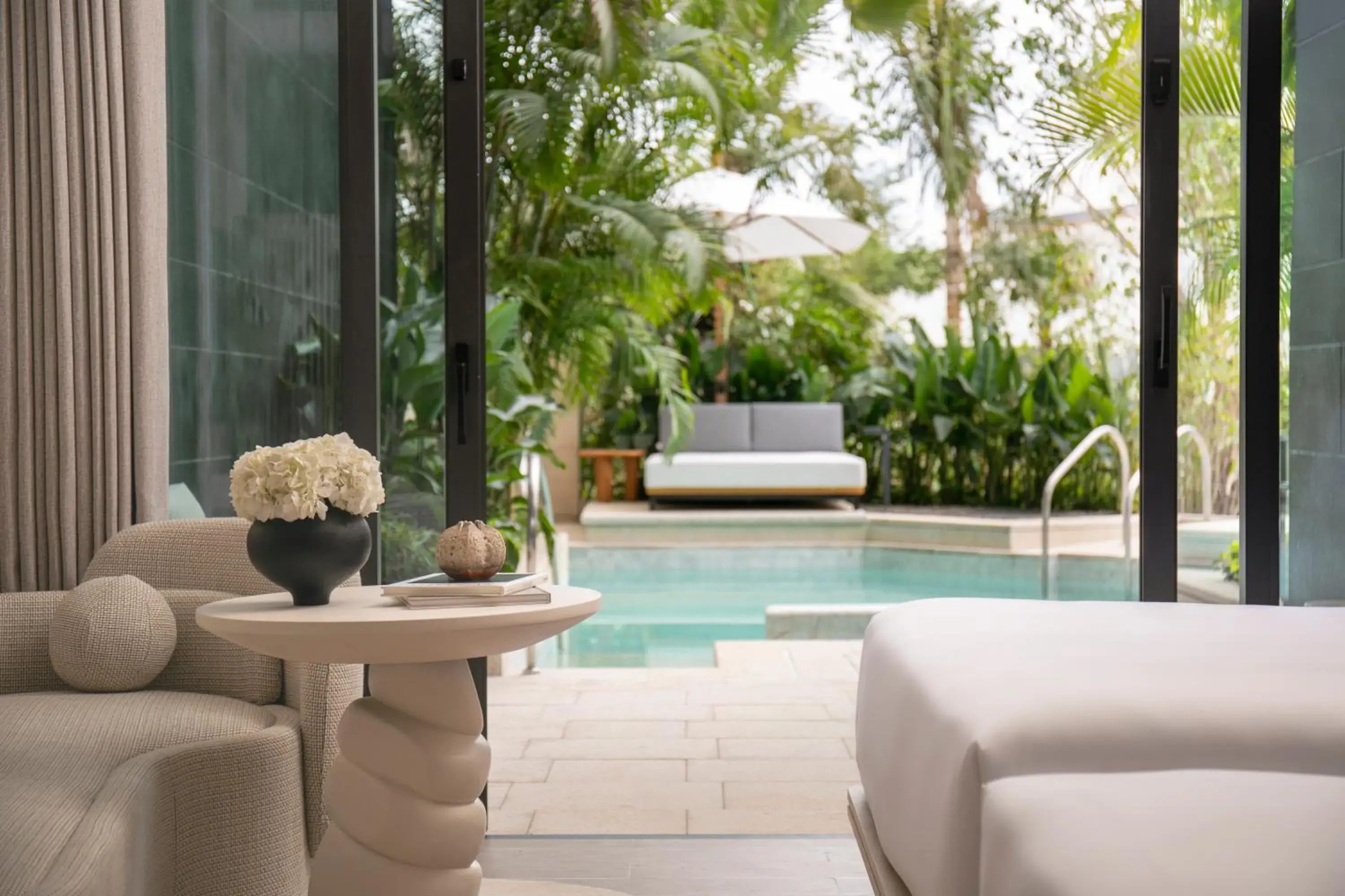 Standard Queen Room with Pool Access in Hotel Indigo Hainan Clear Water Bay by IHG Standard Queen Room with Pool Access in Hotel Indigo Hainan Clear Water Bay by IHG