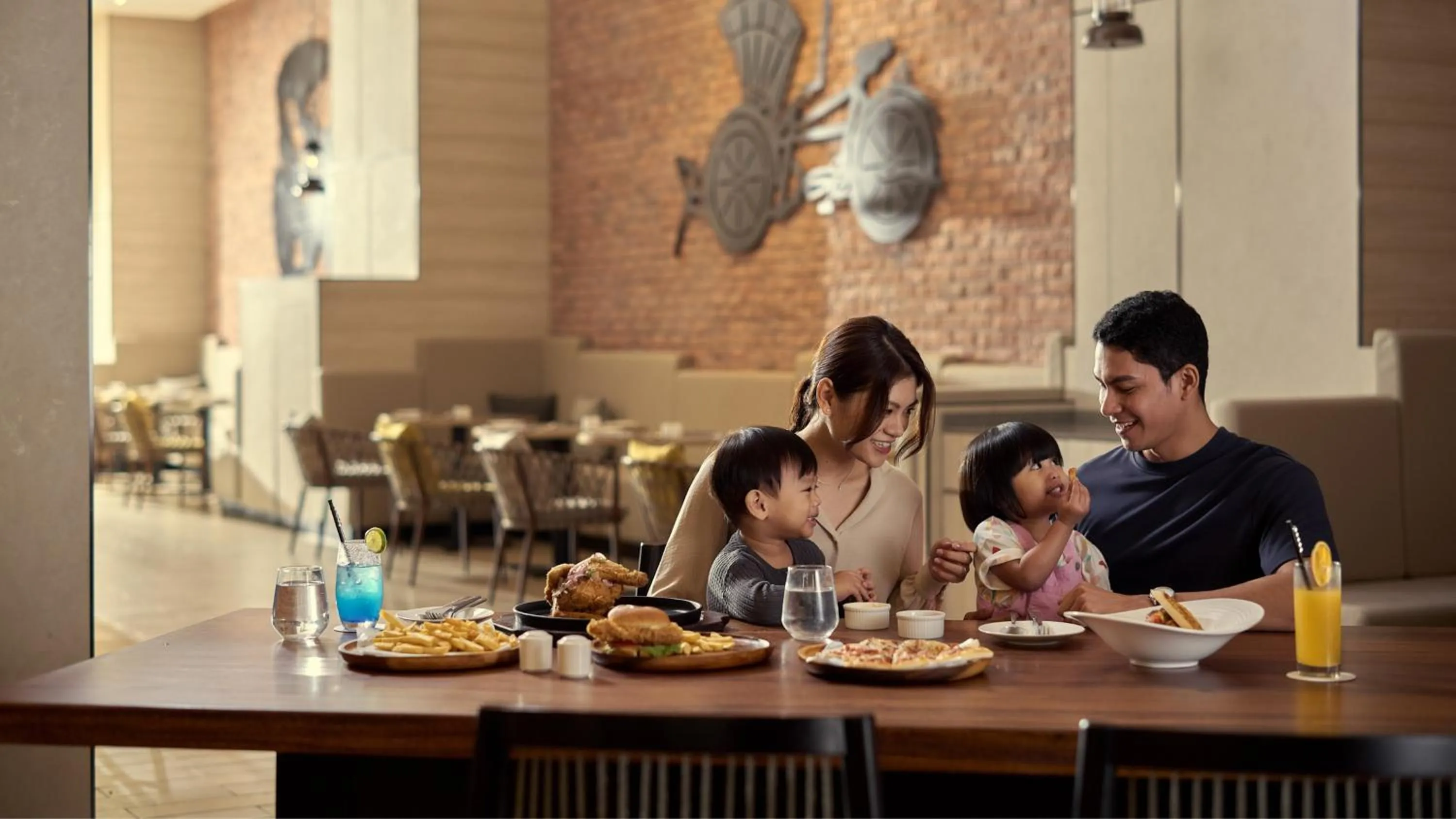 Restaurant/places to eat in Holiday Inn & Suites Penang Prai by IHG