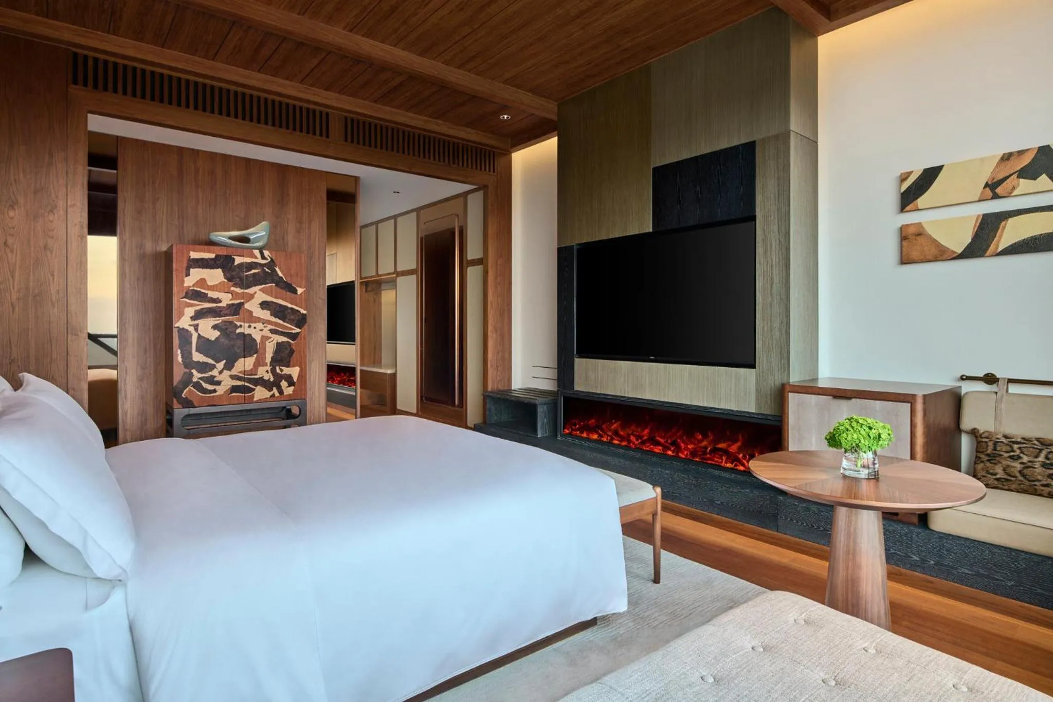 Photo of the whole room, Bed in Vignette Collection Shanghai Snow World Hotel by IHG