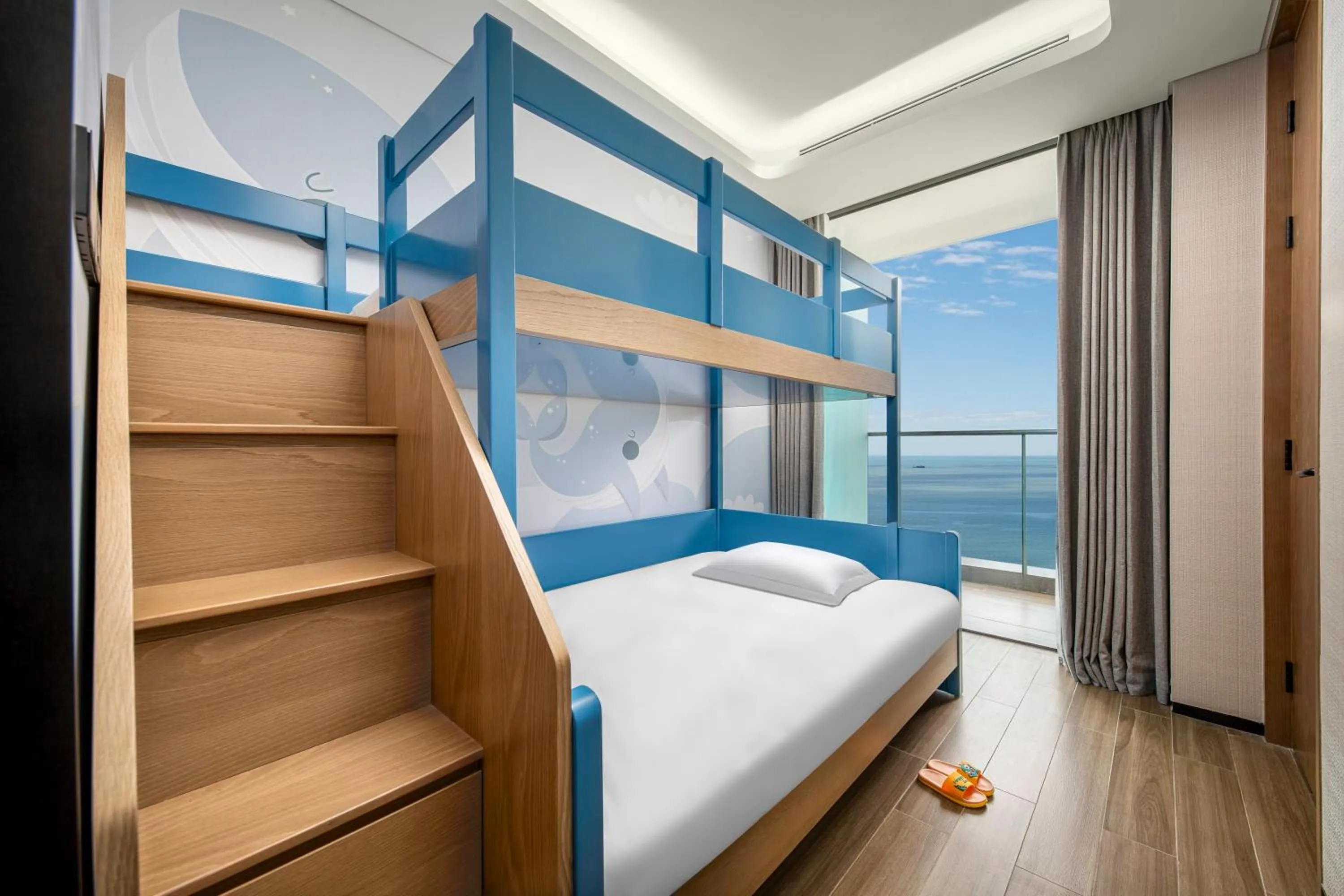 Photo of the whole room, Bed in Crowne Plaza Sanya Yazhou Bay by IHG