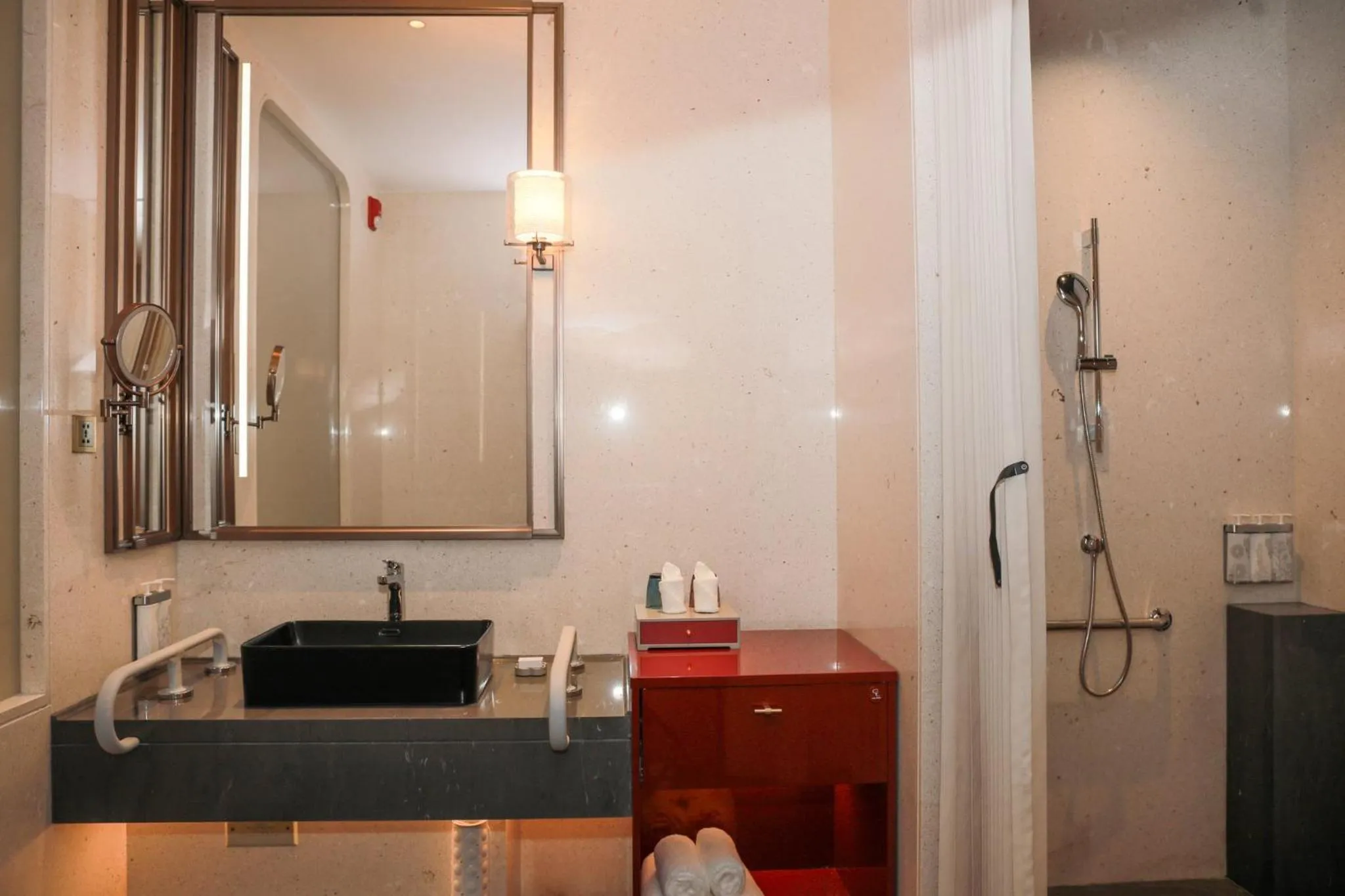 Photo of the whole room in HUALUXE Shenzhen Bao'an