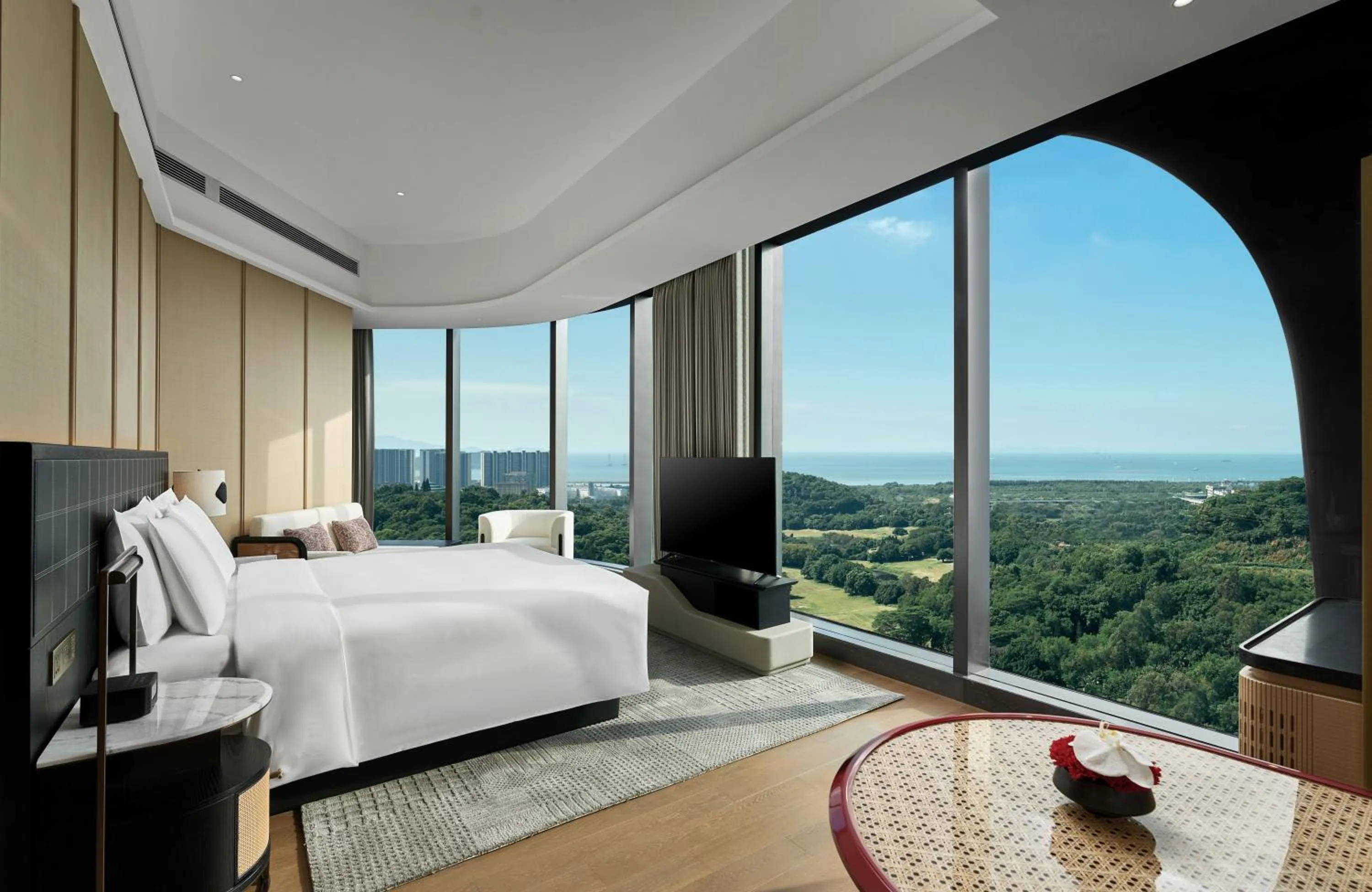 Photo of the whole room, Bed in HUALUXE Shenzhen Bao'an