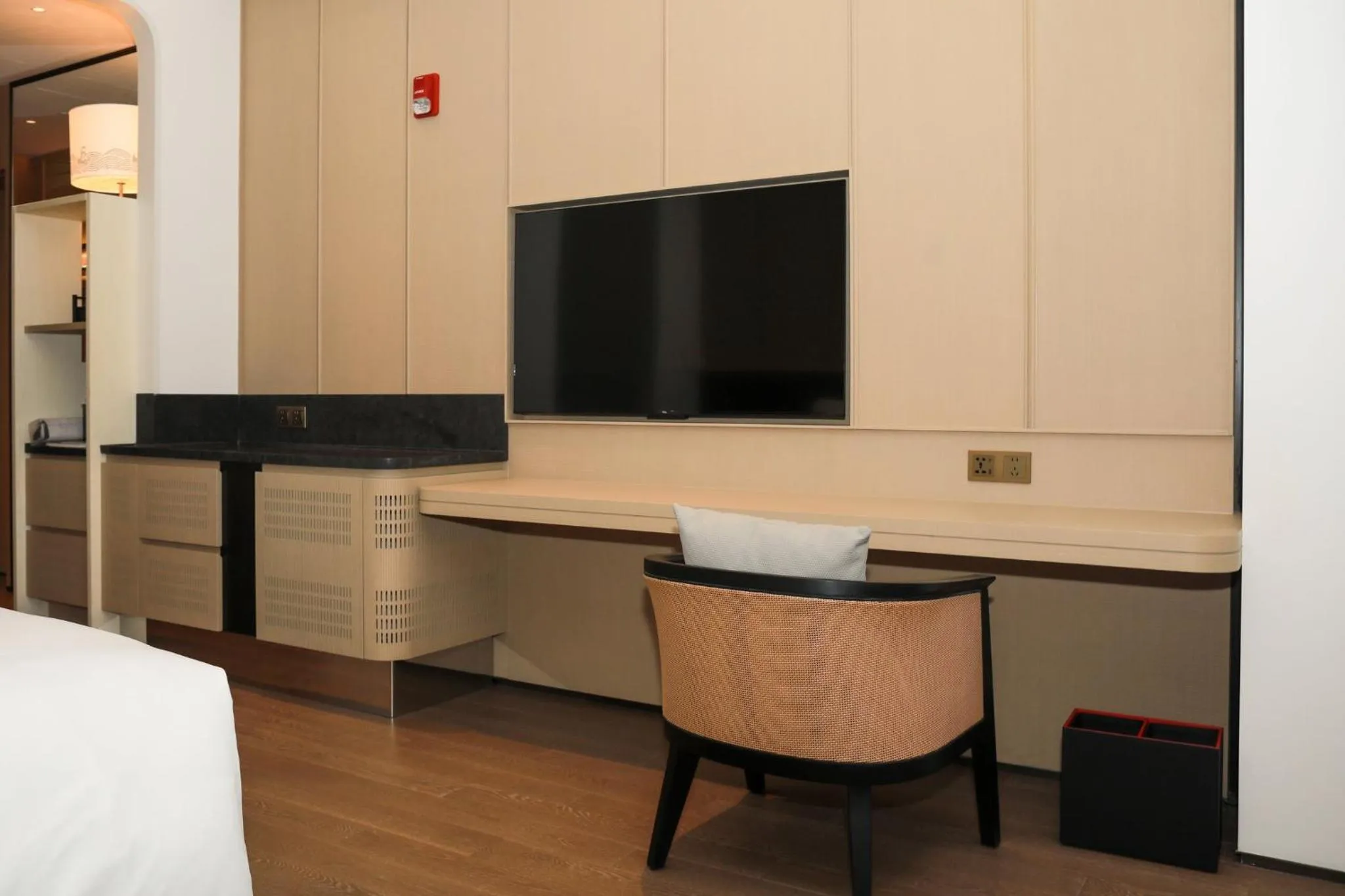 Photo of the whole room, Bed in HUALUXE Shenzhen Bao'an