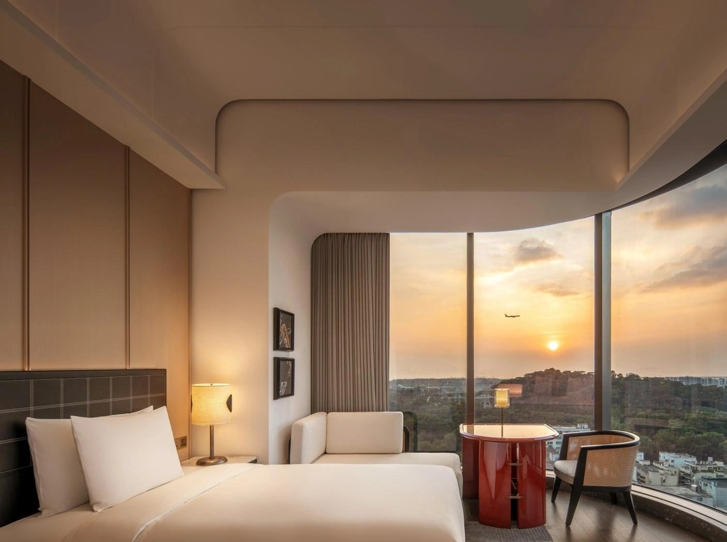 Photo of the whole room, Bed in HUALUXE Shenzhen Bao'an