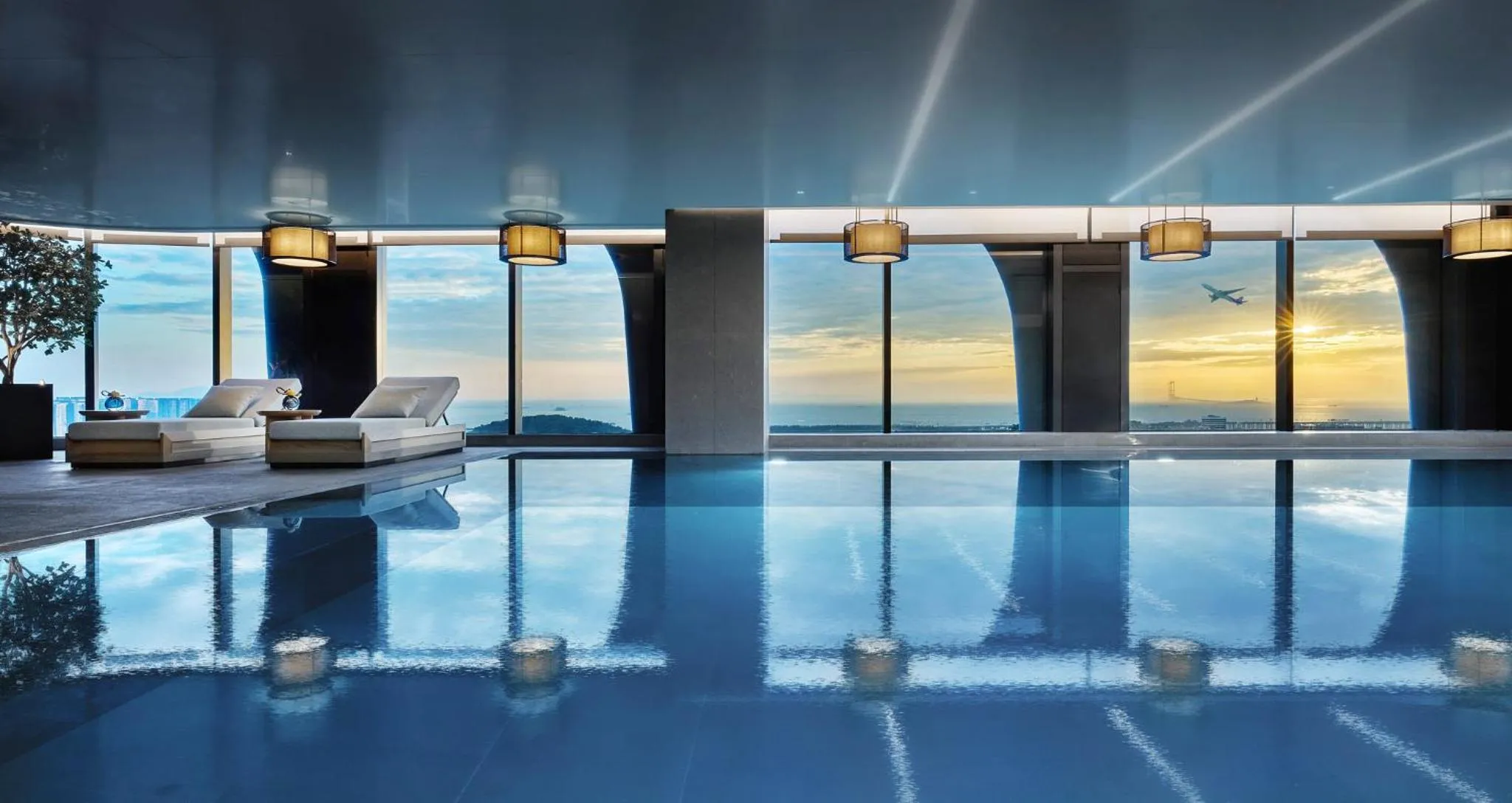 Swimming pool in HUALUXE Shenzhen Bao'an