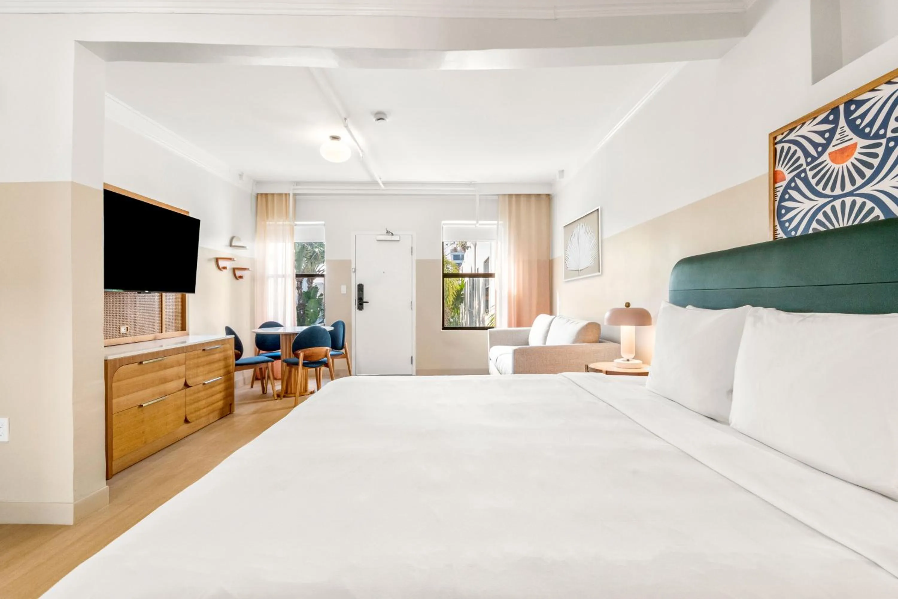 Communal lounge/ TV room, Bed in Beach Plaza