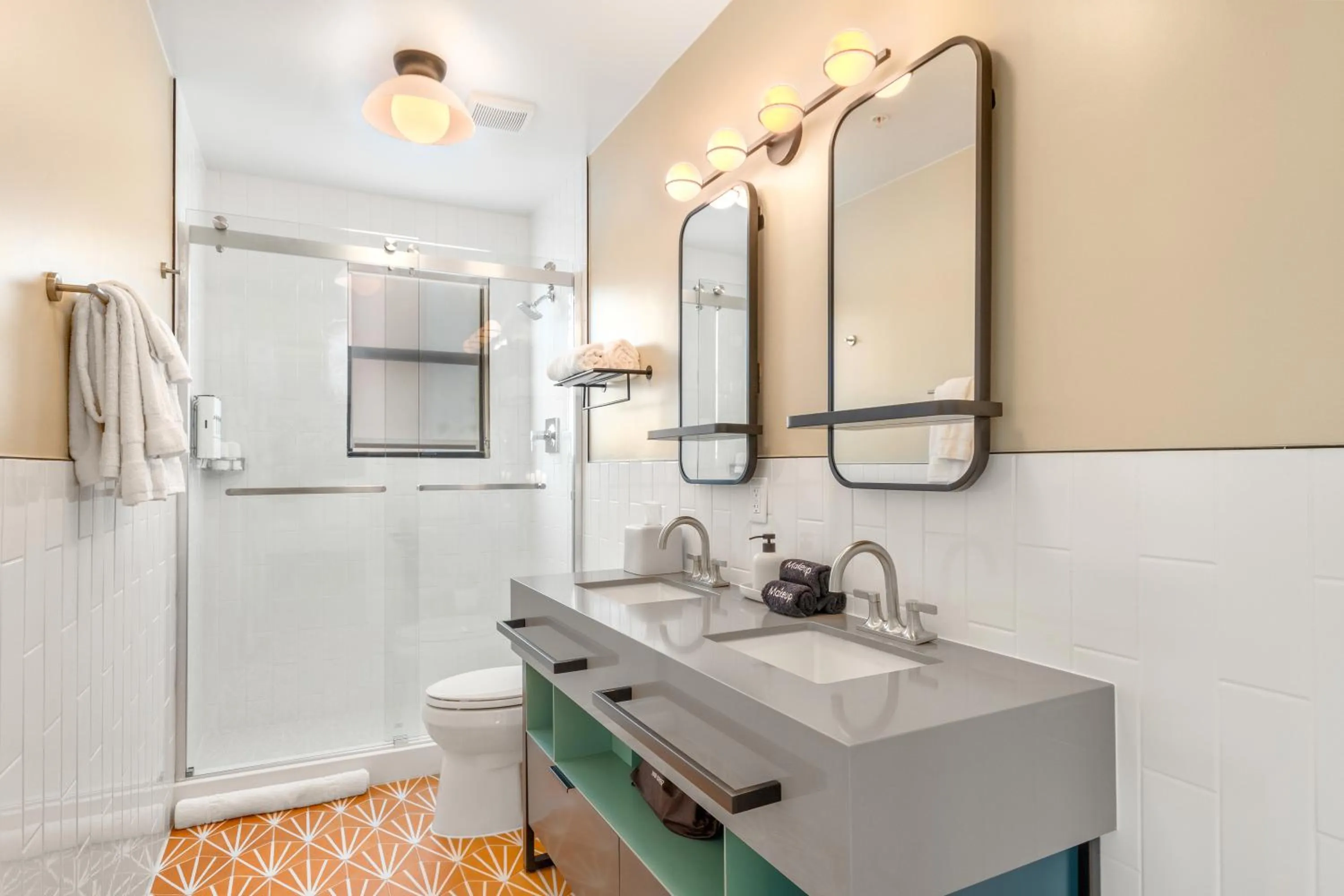 Shower in Beach Plaza