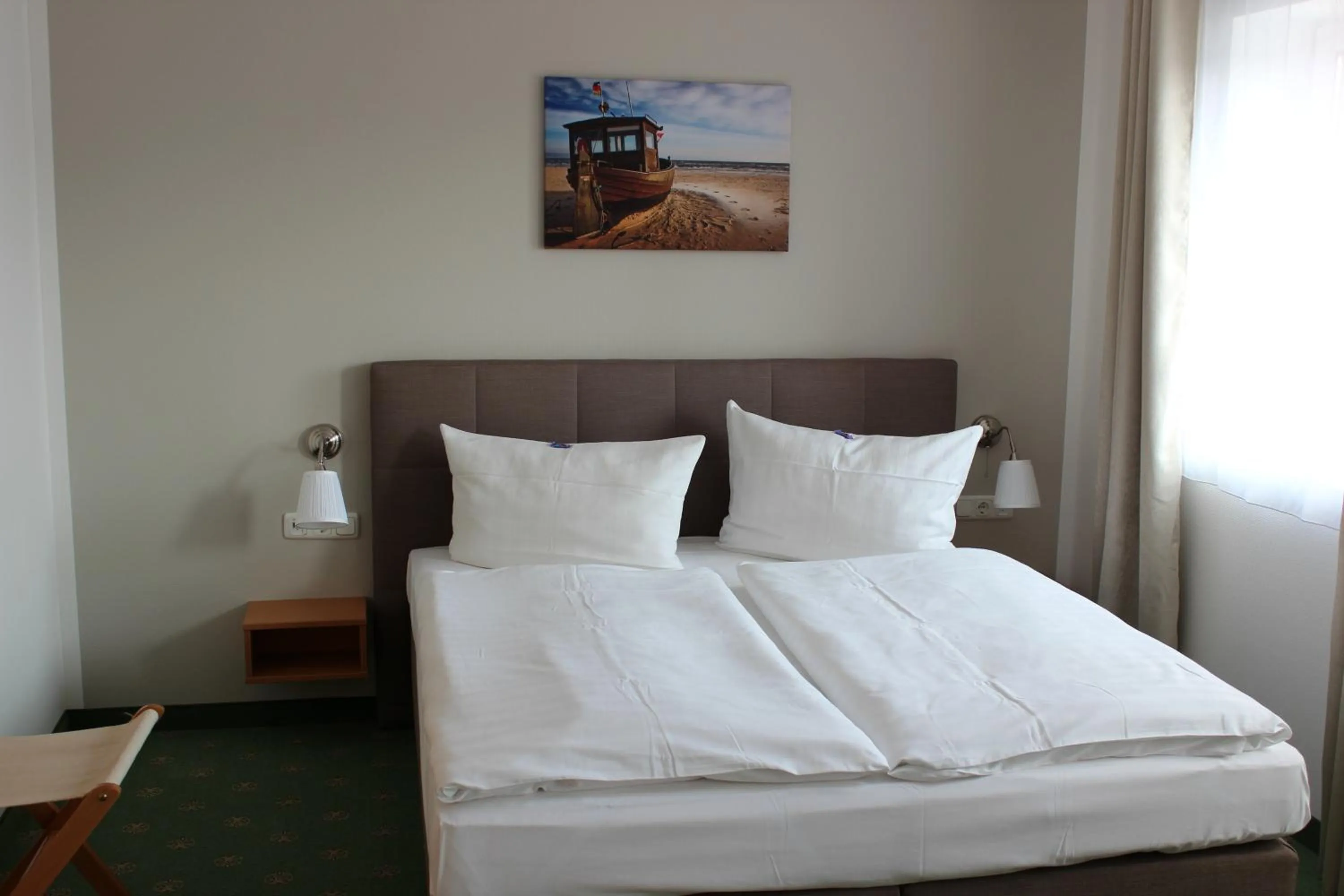 Photo of the whole room, Bed in Hotel und Restaurant "Zur Zwiebel"