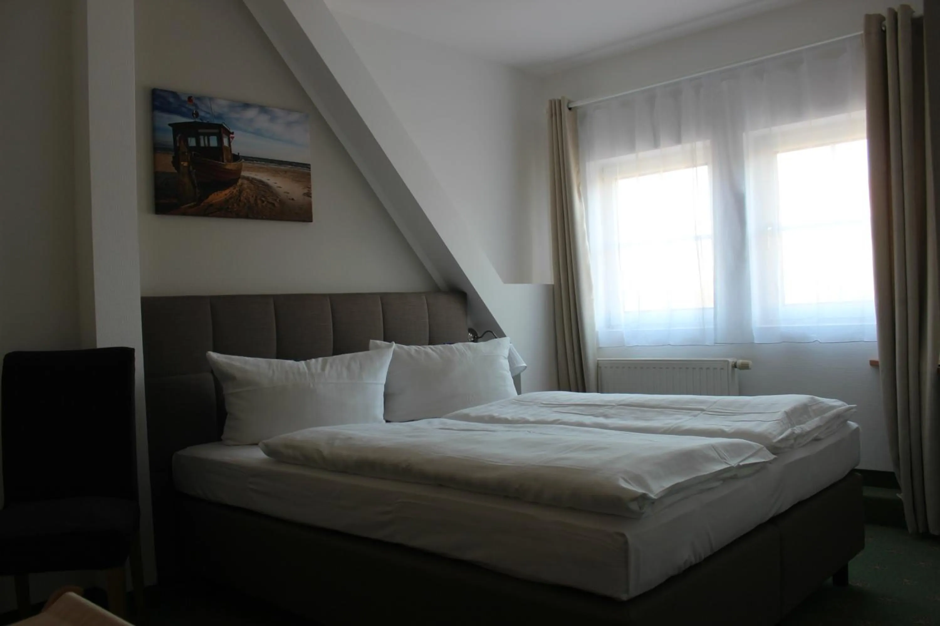 Photo of the whole room, Bed in Hotel und Restaurant "Zur Zwiebel"