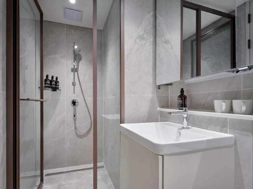 Shower in Hotel The Botanik Sewoon Myeongdong