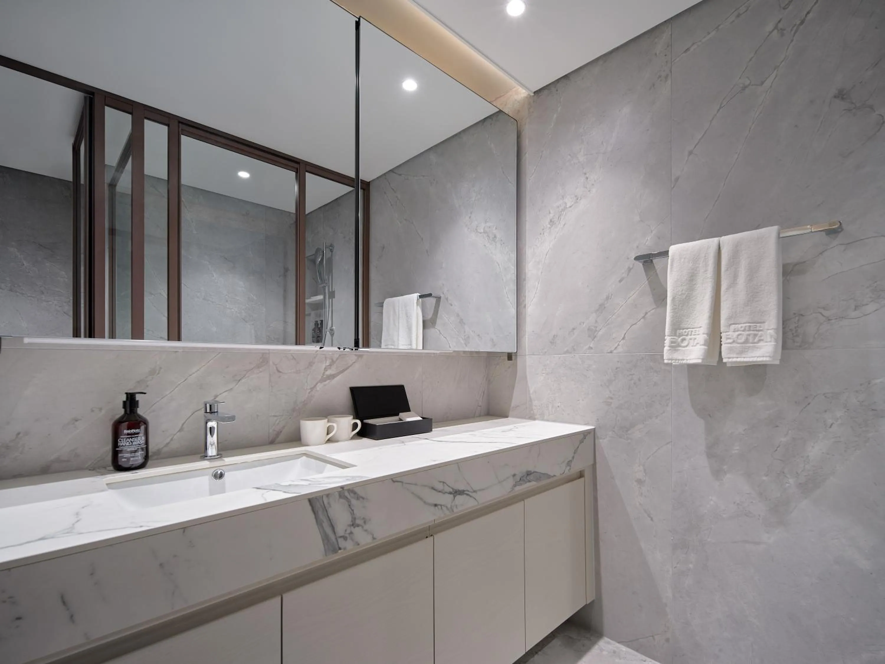 Shower in Hotel The Botanik Sewoon Myeongdong