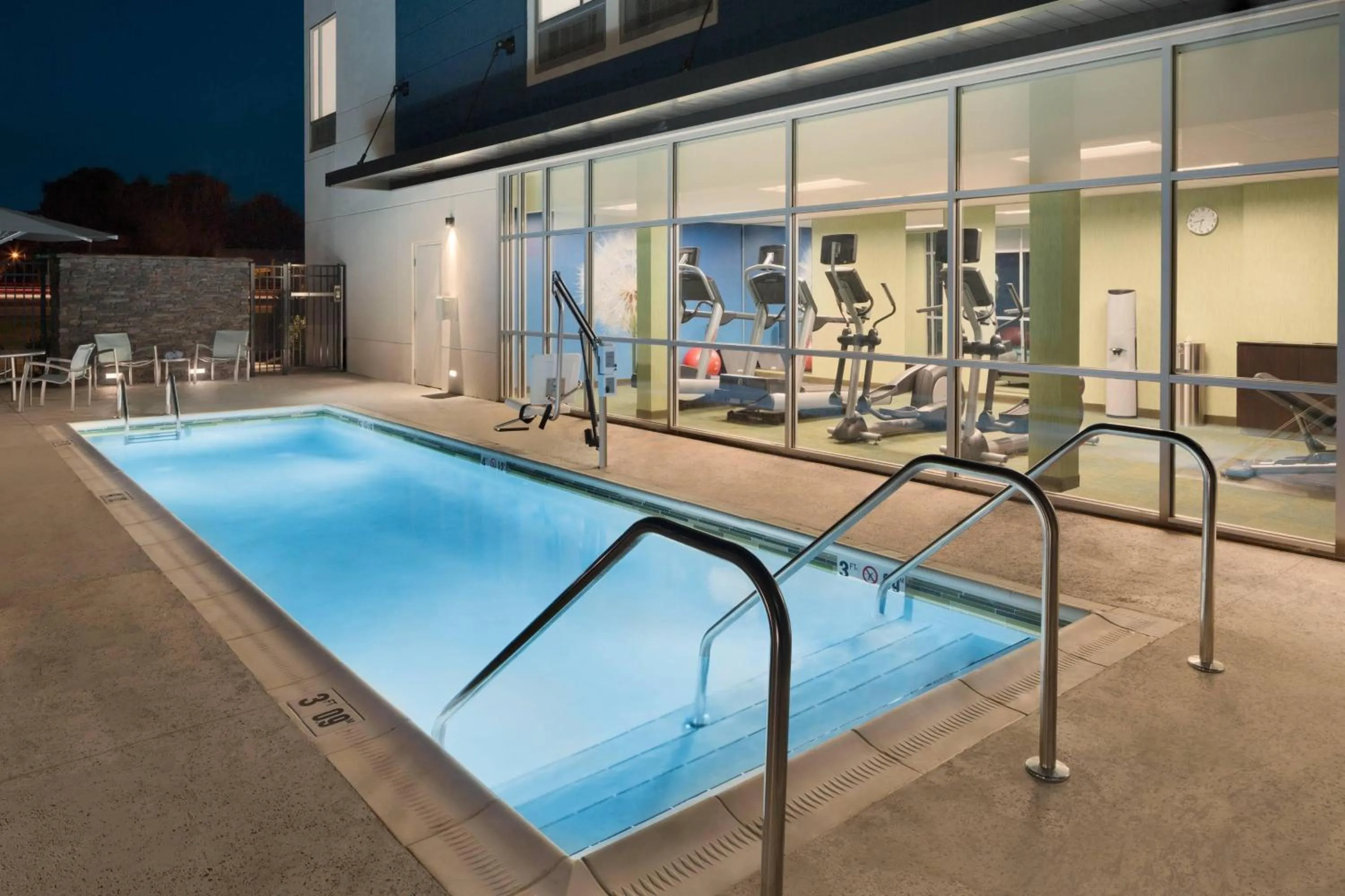 Swimming pool in SpringHill Suites by Marriott Tuscaloosa