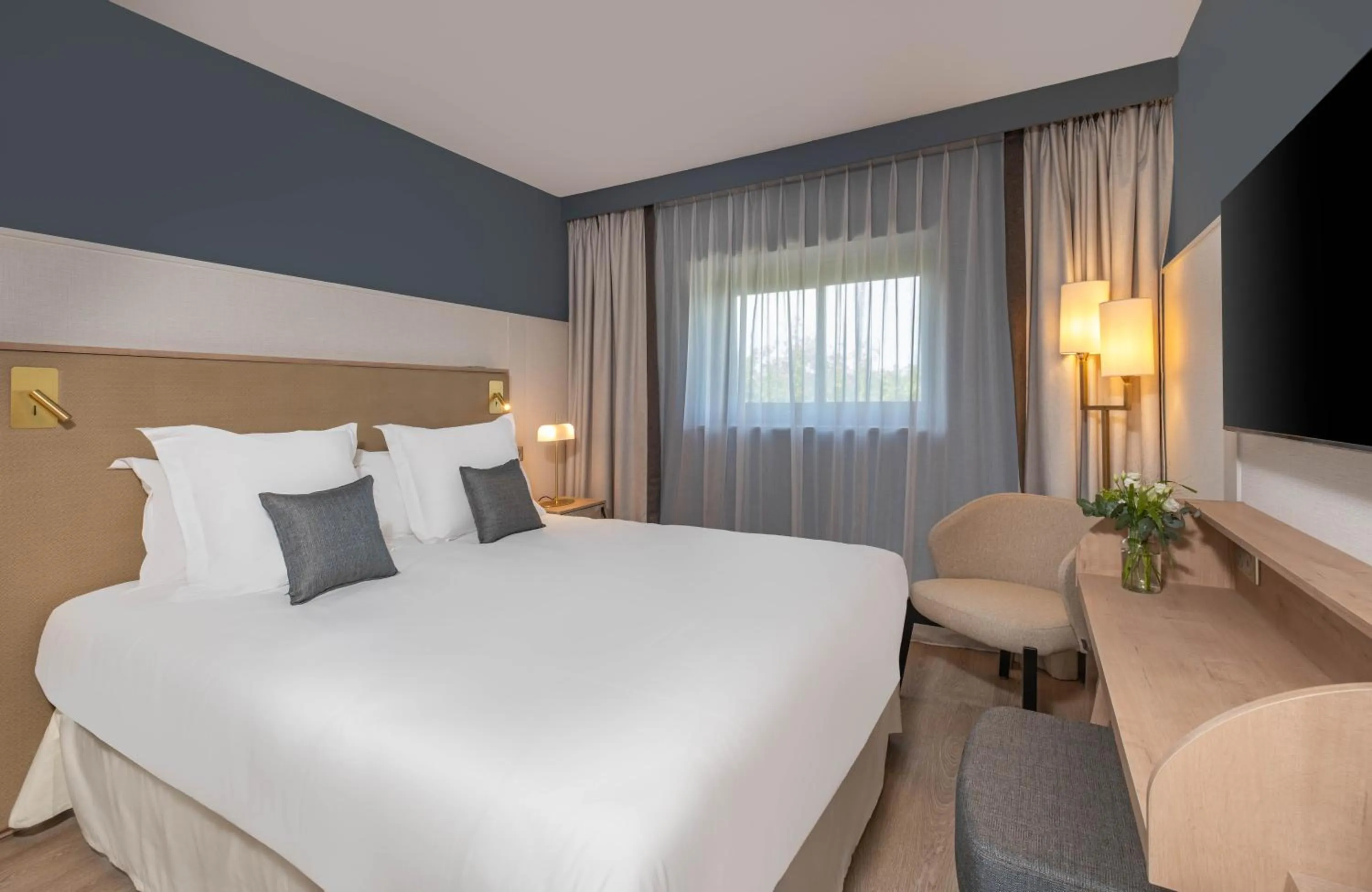 Bedroom, Bed in Hôtel Arcanse by Inwood Hotels