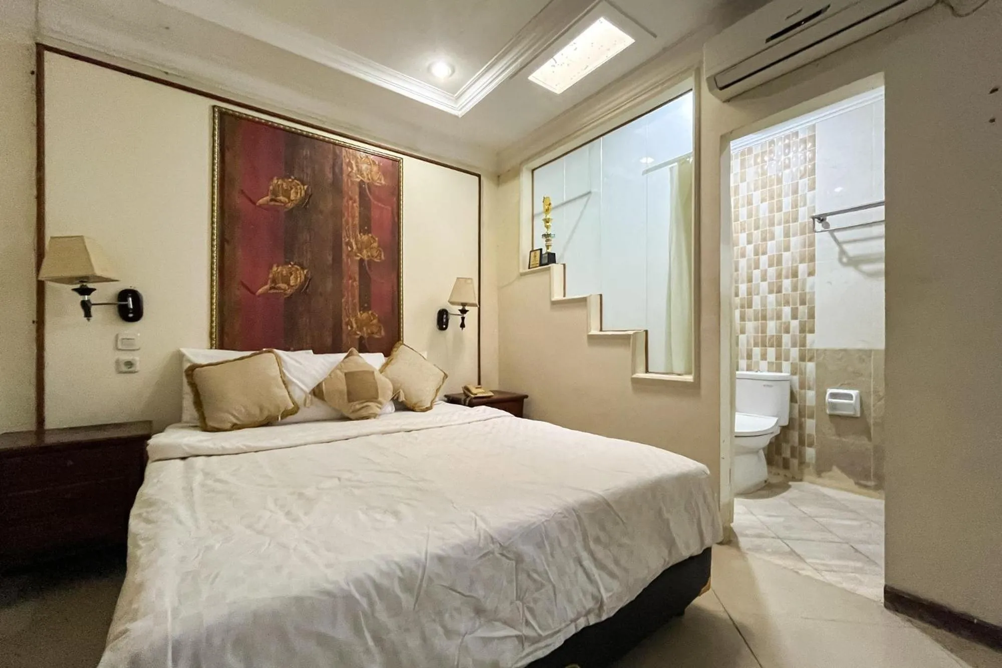 Bedroom, Bed in Urbanview de Dharmawangsa Suite Hotel