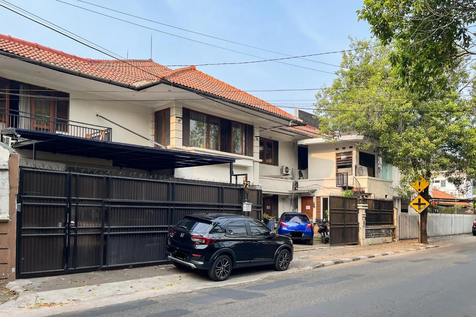 Facade/entrance in Urbanview de Dharmawangsa Suite Hotel