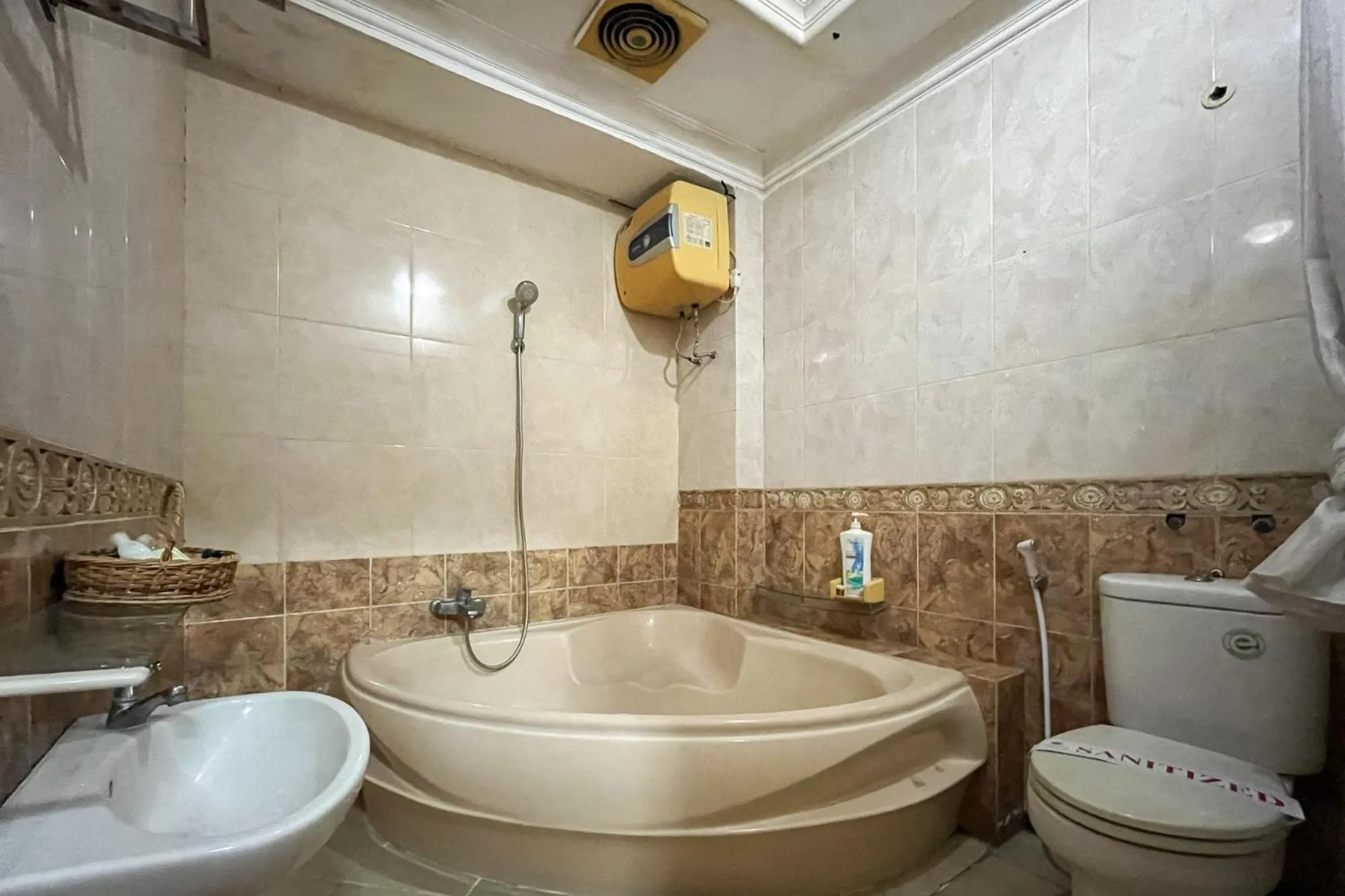 Bathroom in Urbanview de Dharmawangsa Suite Hotel