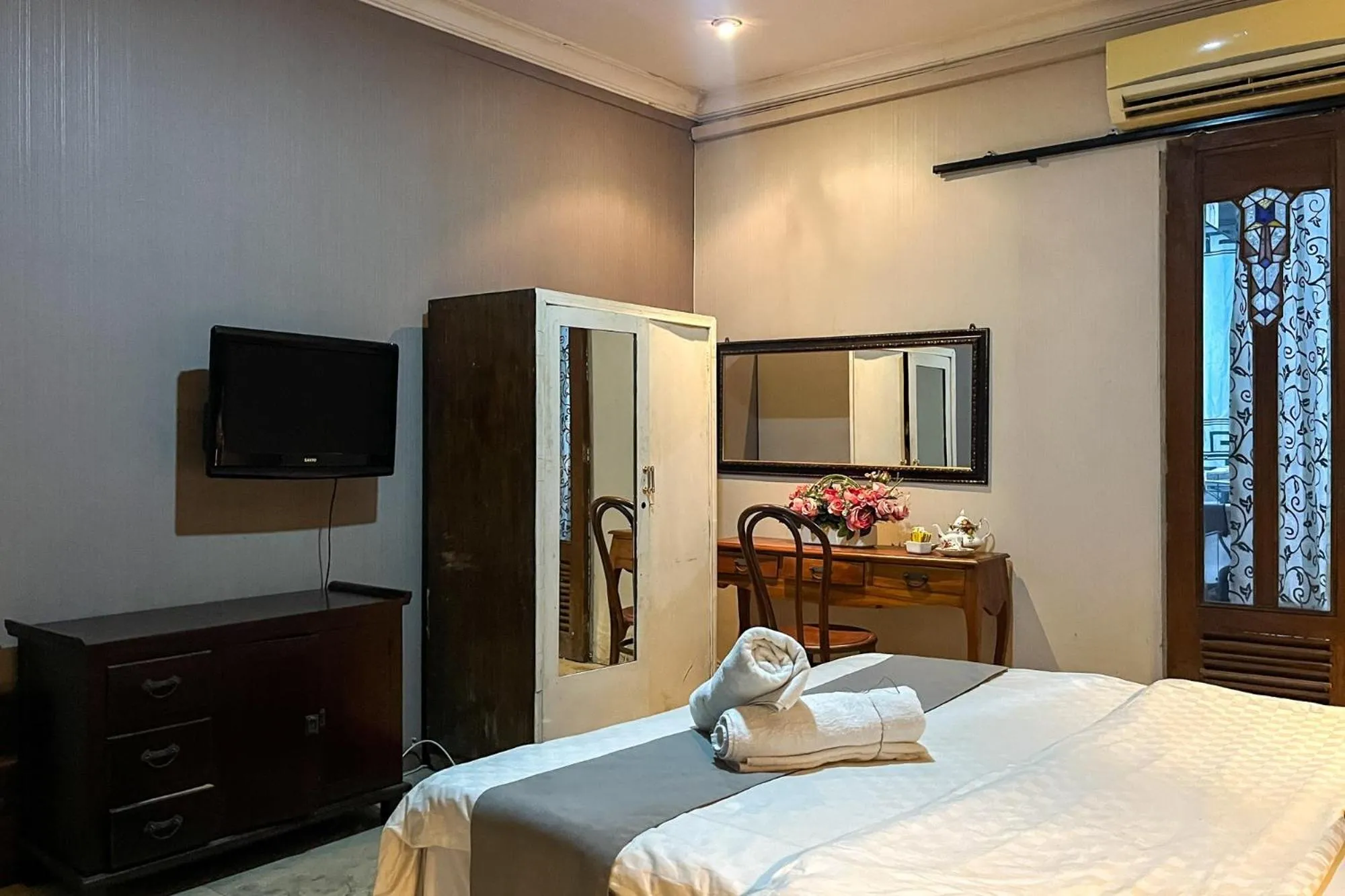 Bedroom, Bed in Urbanview de Dharmawangsa Suite Hotel