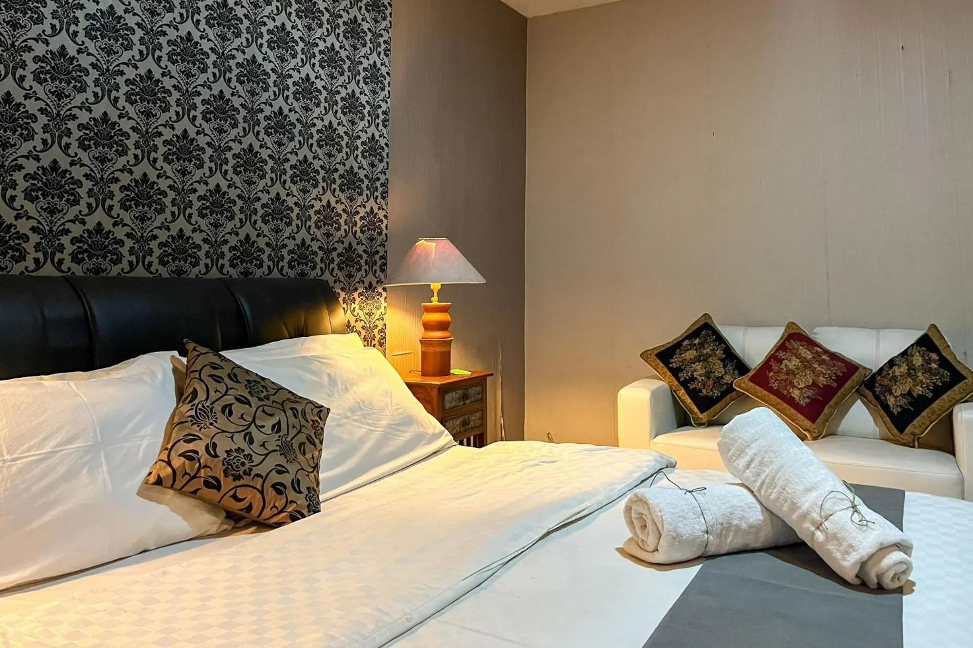 Bedroom, Bed in Urbanview de Dharmawangsa Suite Hotel