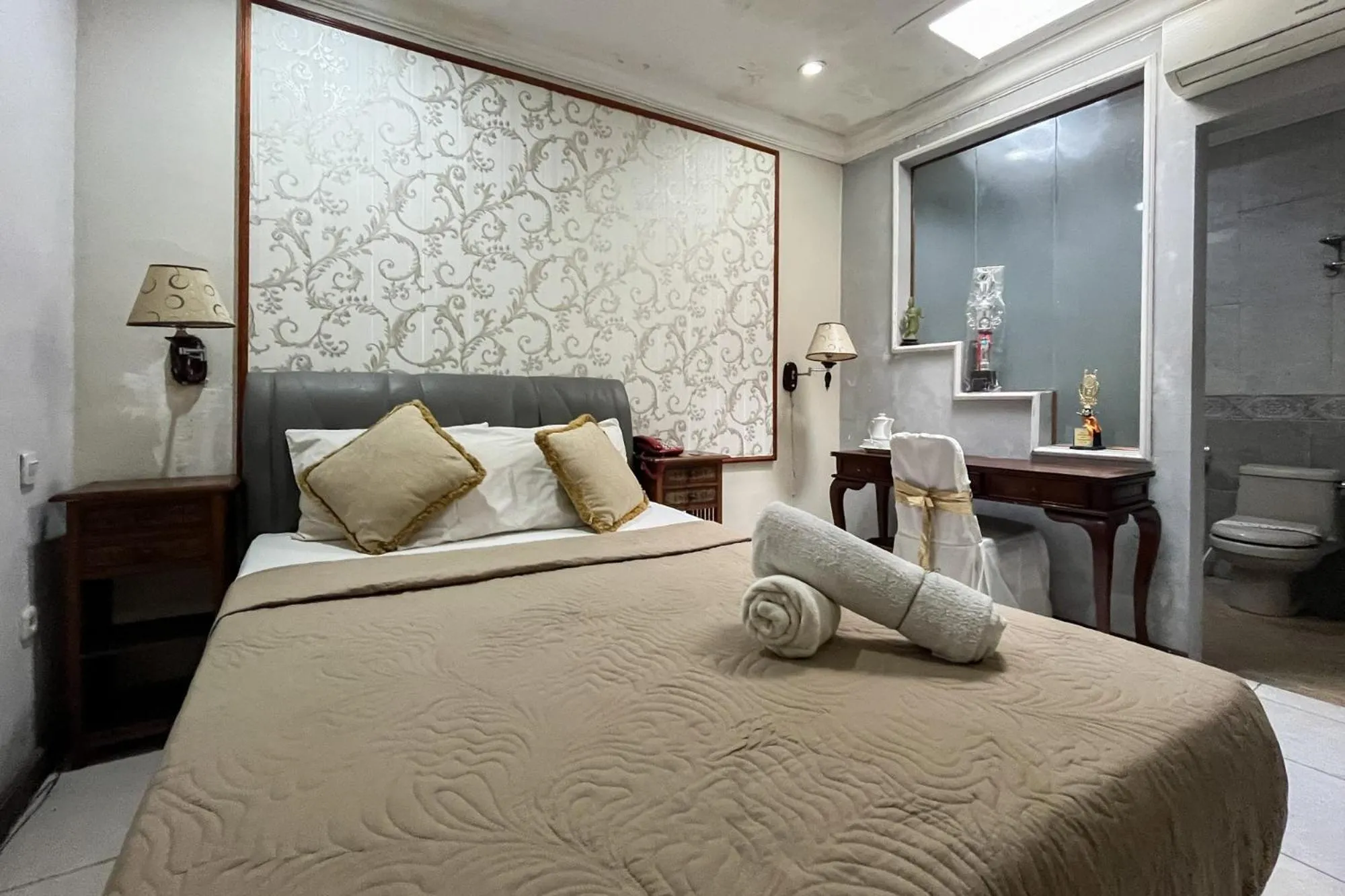 Bedroom, Bed in Urbanview de Dharmawangsa Suite Hotel