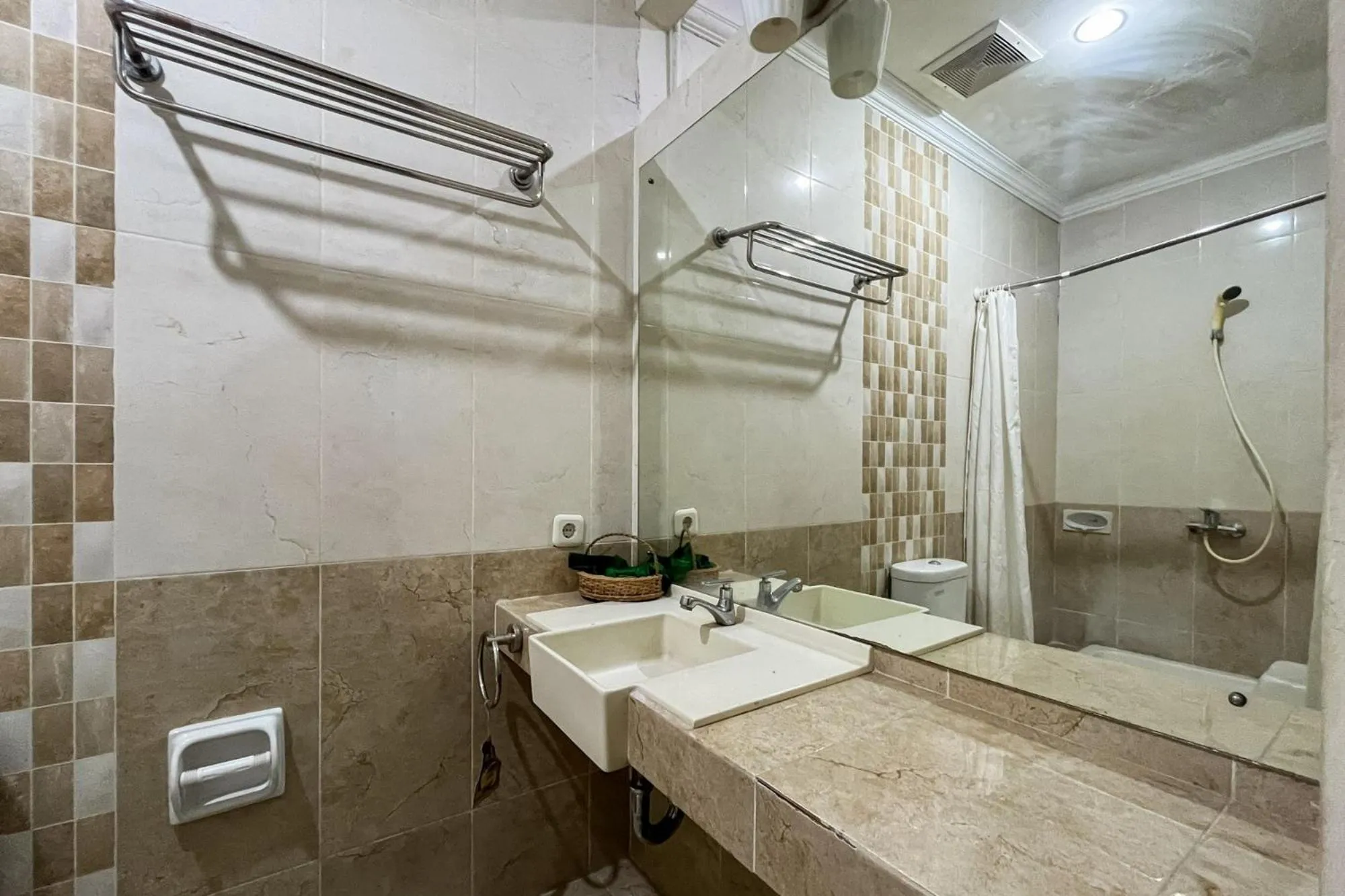 Bathroom in Urbanview de Dharmawangsa Suite Hotel