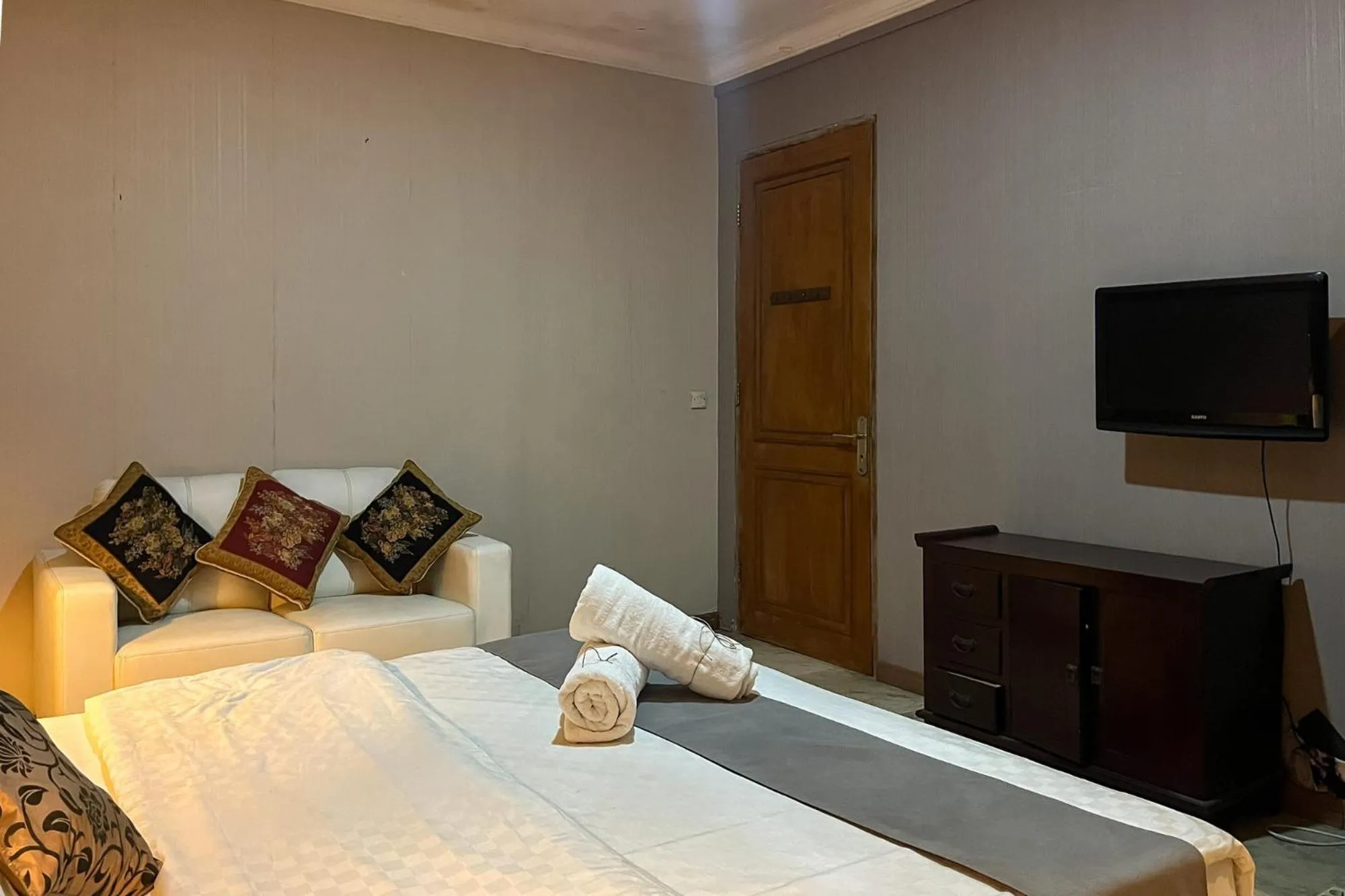 Bedroom, Bed in Urbanview de Dharmawangsa Suite Hotel