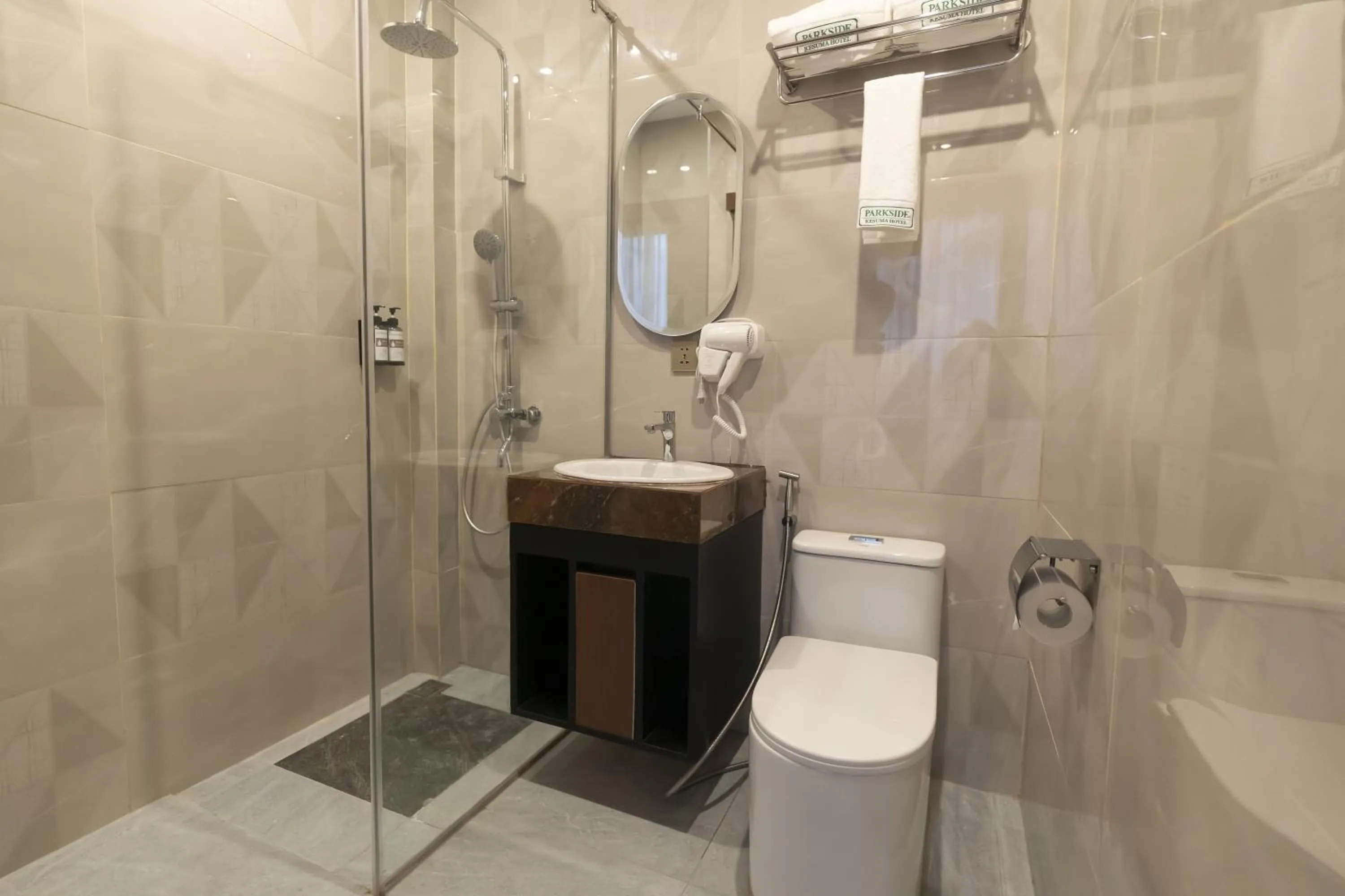 Bathroom in Parkside's Hotel Palembang