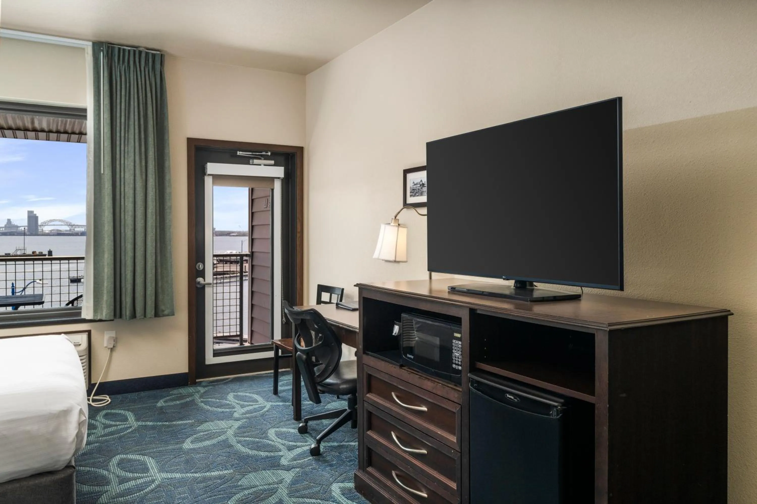 Bed in Park Point Marina Inn