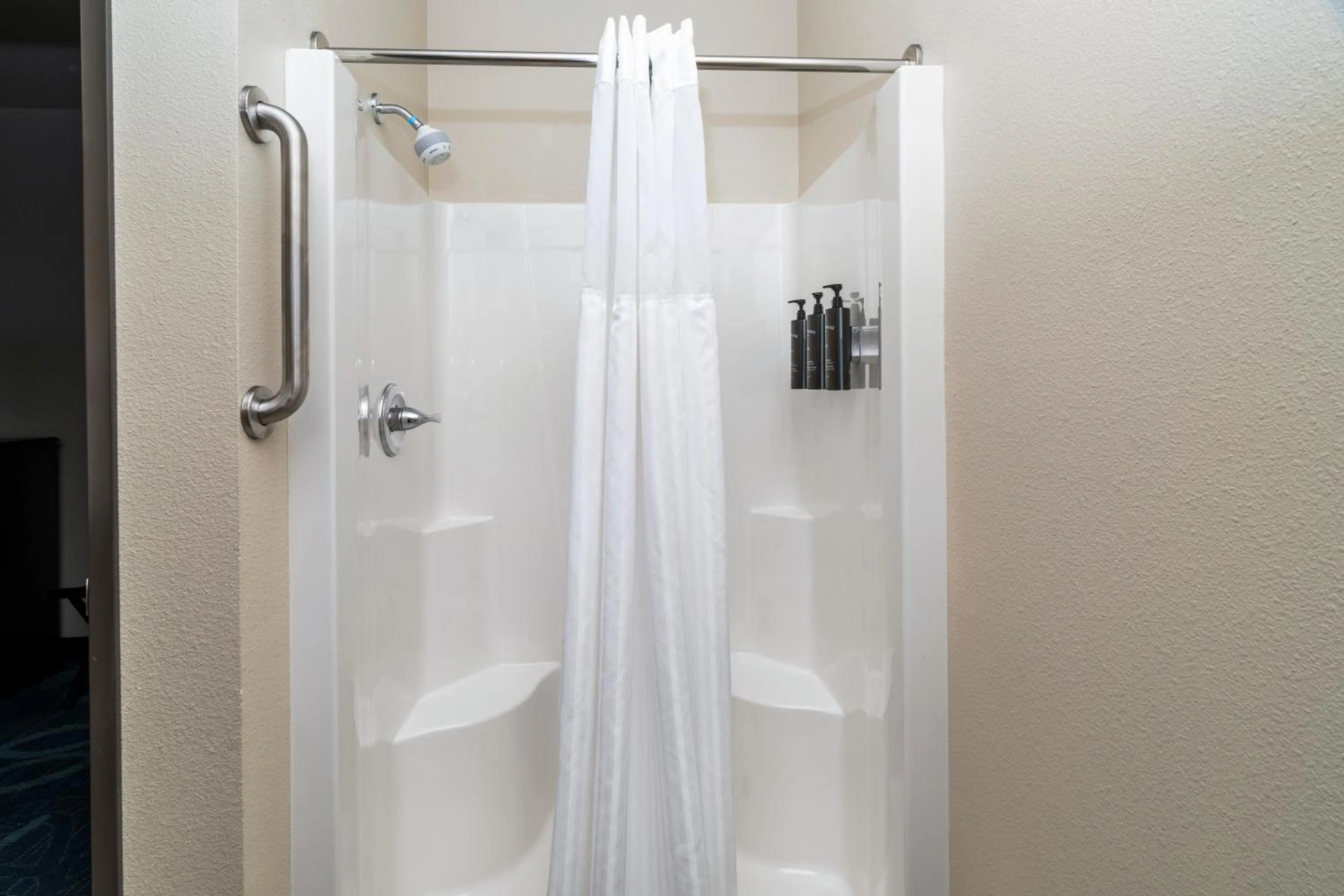 Shower in Park Point Marina Inn