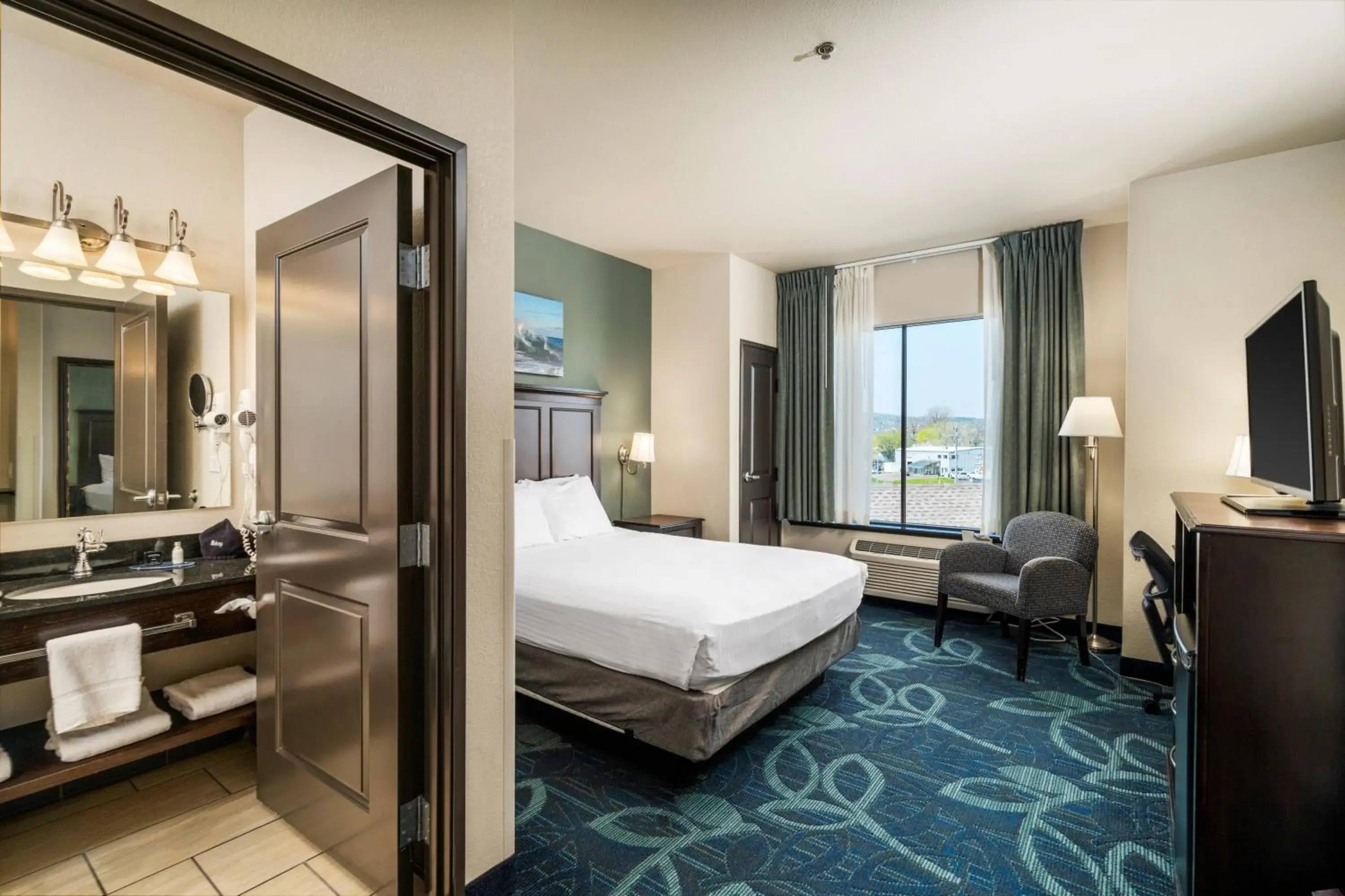 Single Queen Bed No Deck Land View in Park Point Marina Inn Single Queen Bed No Deck Land View in Park Point Marina Inn