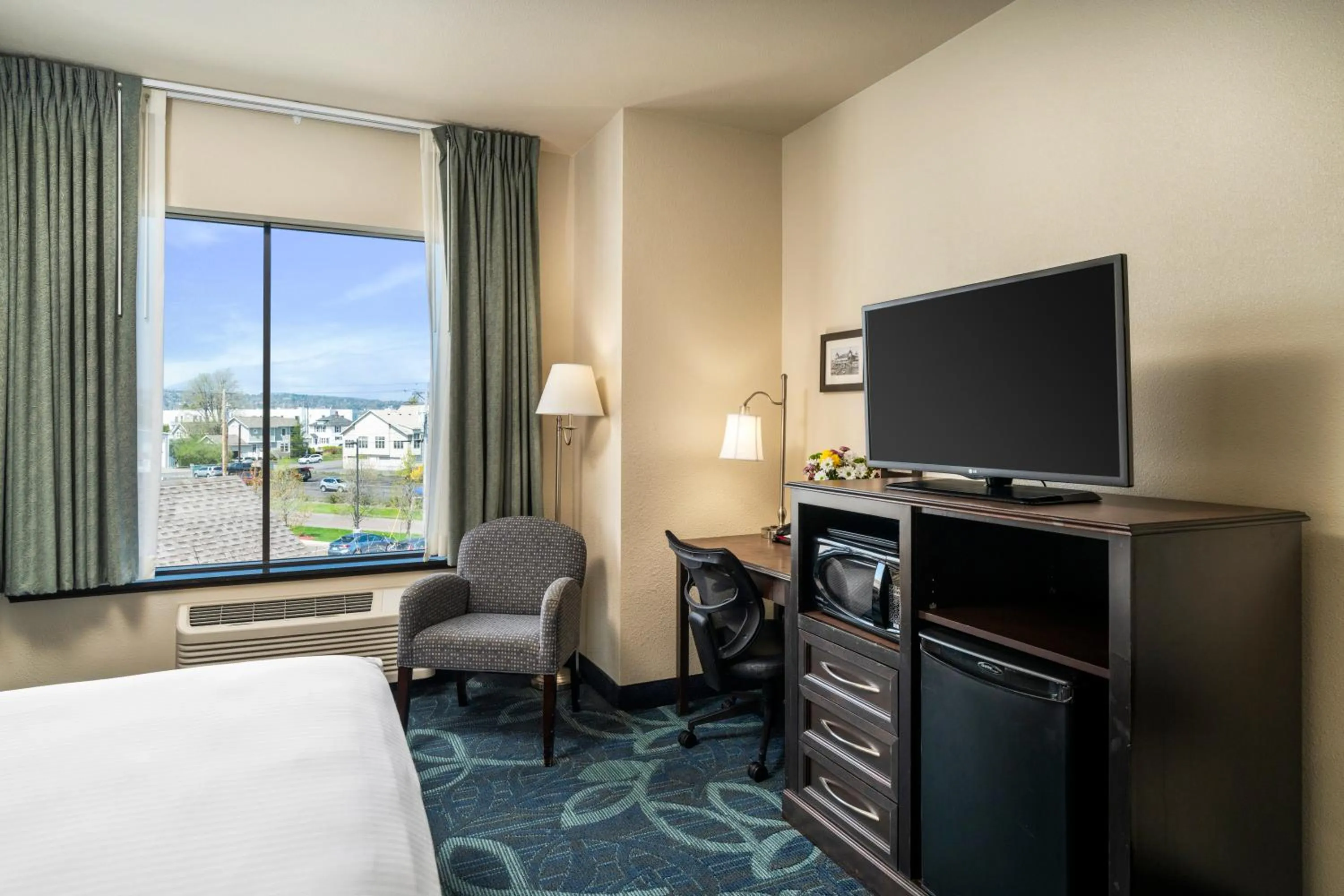 Bed in Park Point Marina Inn