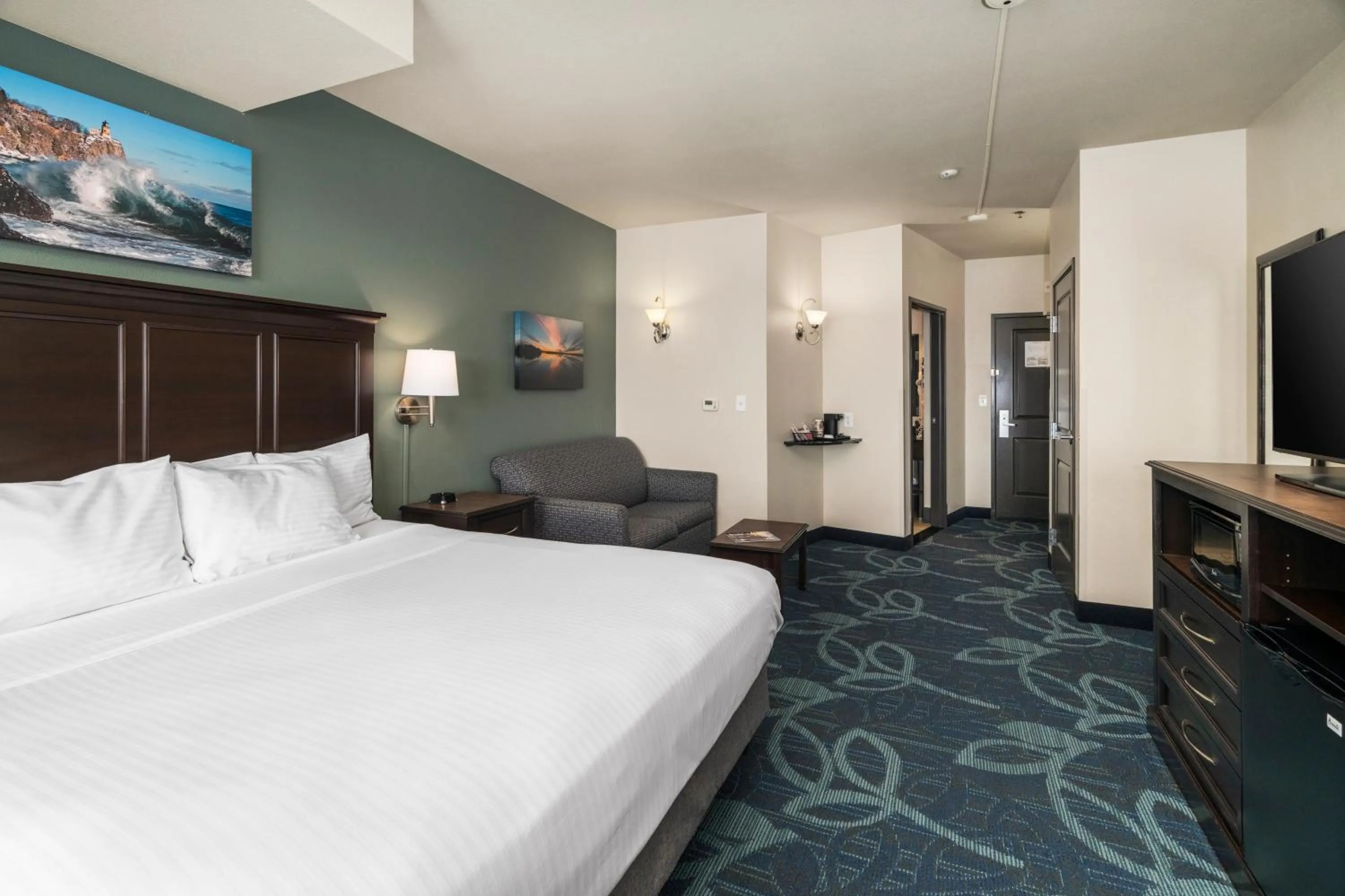 Bed in Park Point Marina Inn