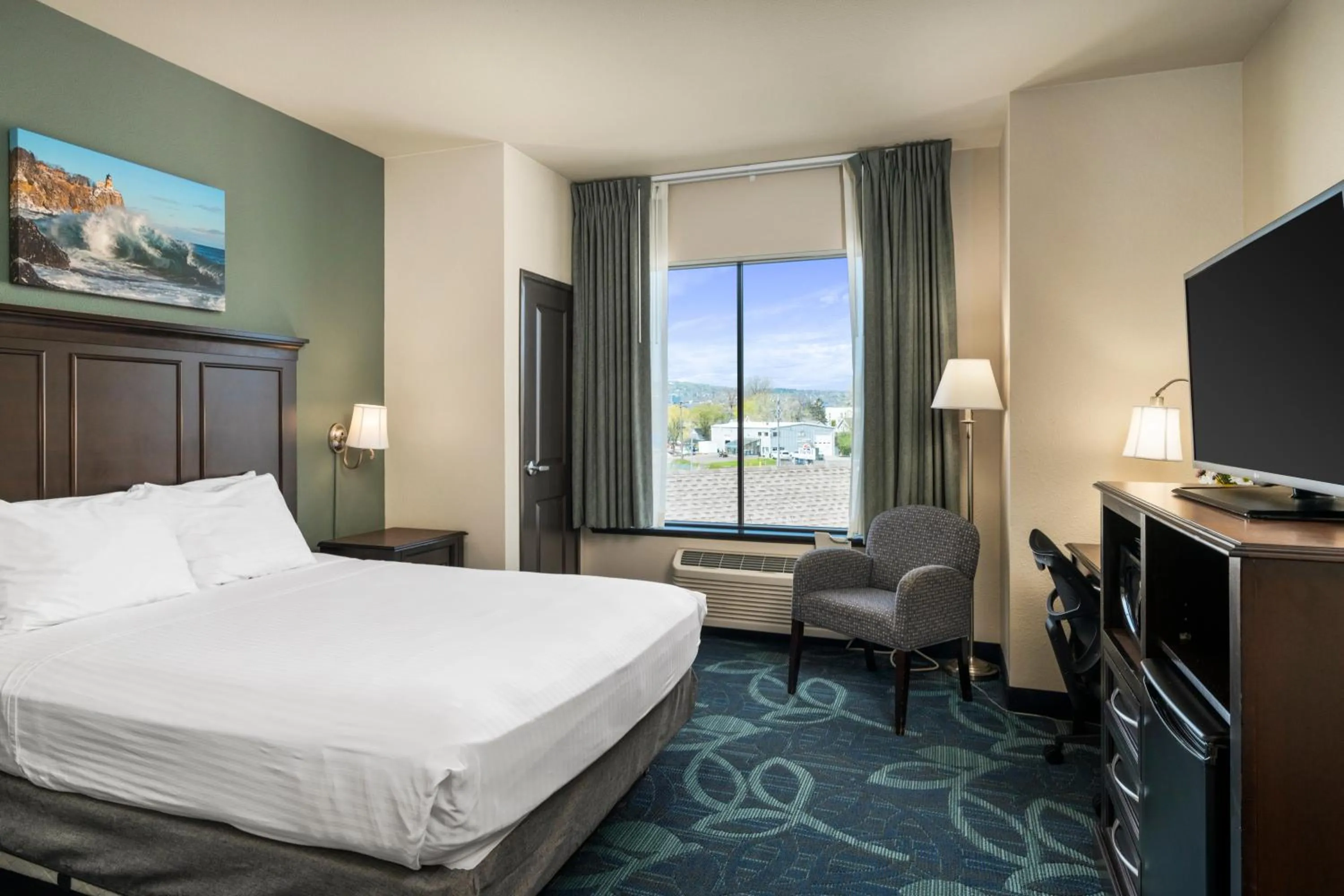 Bed in Park Point Marina Inn